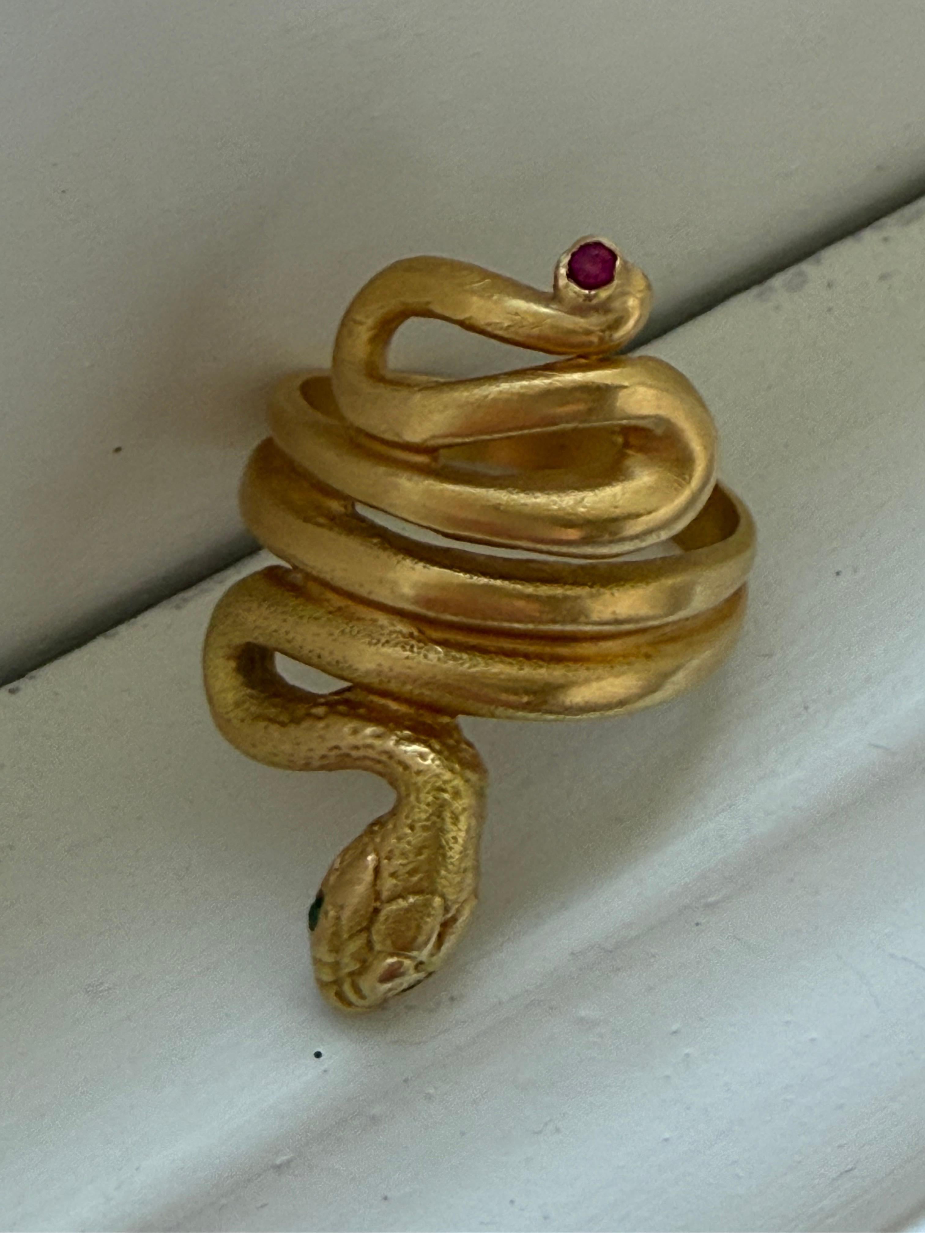 Anello serpente vintage in oro giallo massiccio 18 carati con occhi di smeraldo e coda di rubino. in vendita 1