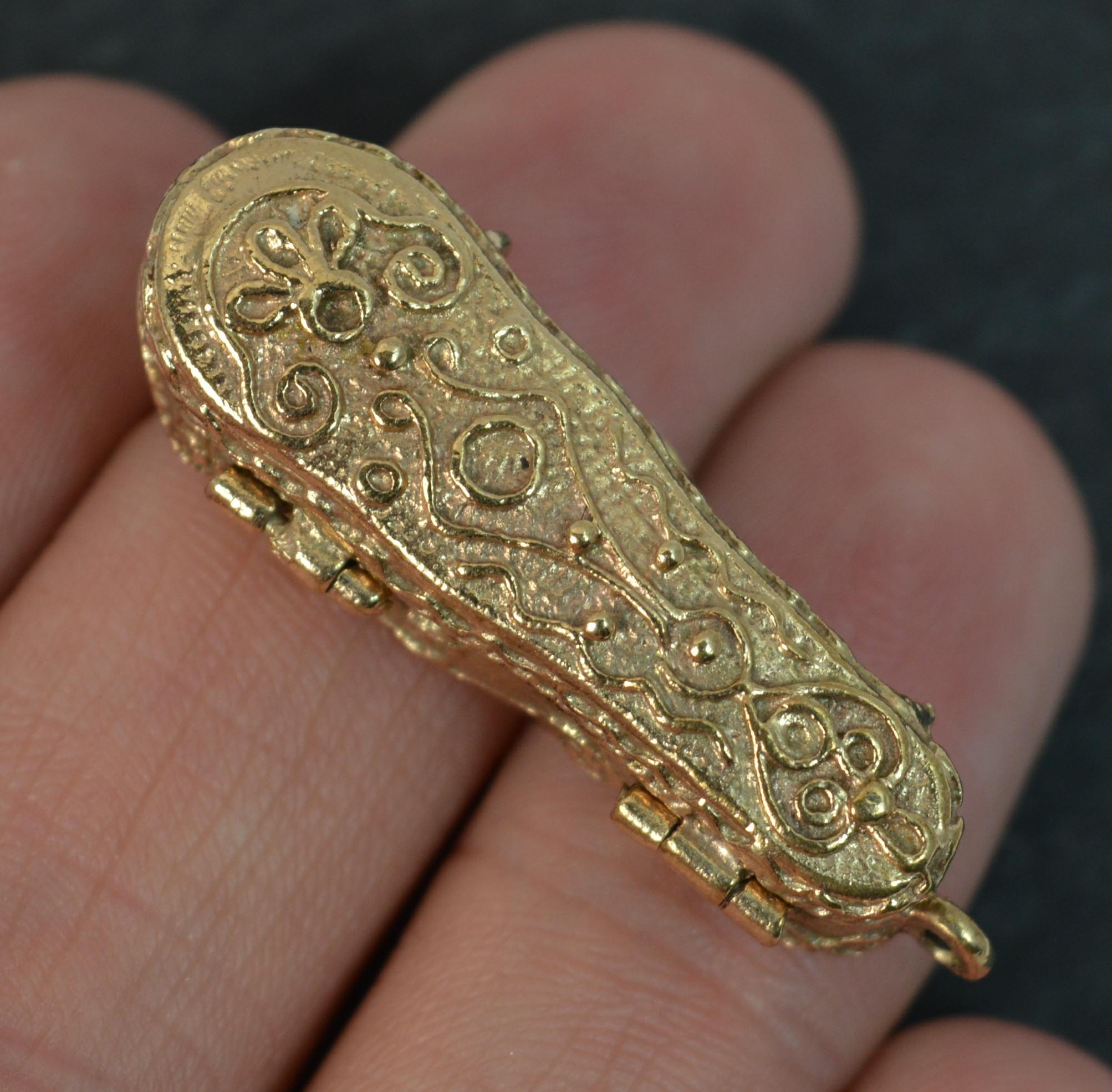 A solid 9 carat yellow gold charm pendant. Designed as a violin case which opens up to reveal violin, realistically formed.

Condition ; Excellent. Crisp design. Issue free.
Please view photographs though note they are significantly bigger than the