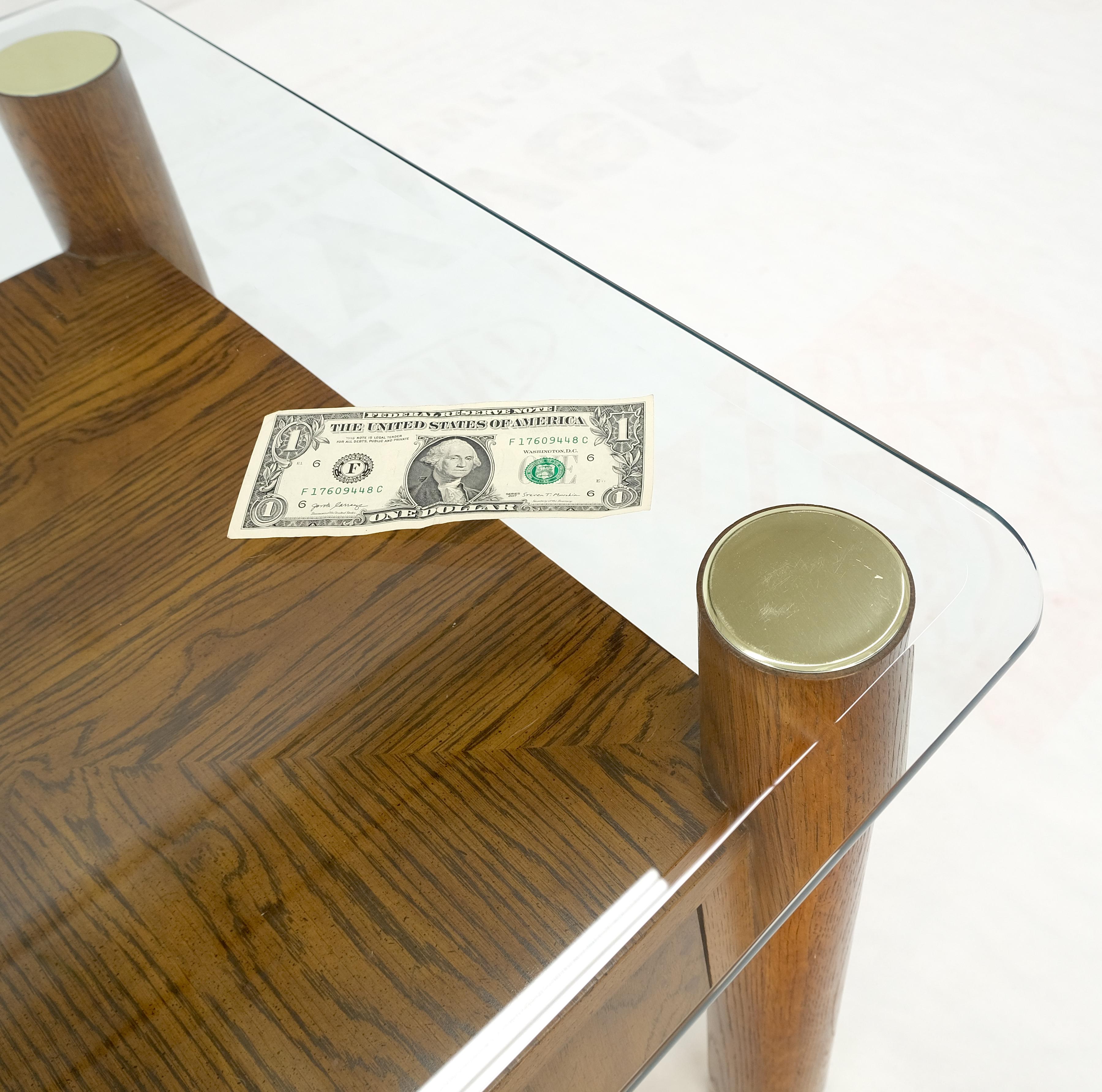 Table d'appoint à un tiroir avec pieds cylindriques en chêne massif et accessoires en laiton en vente 2