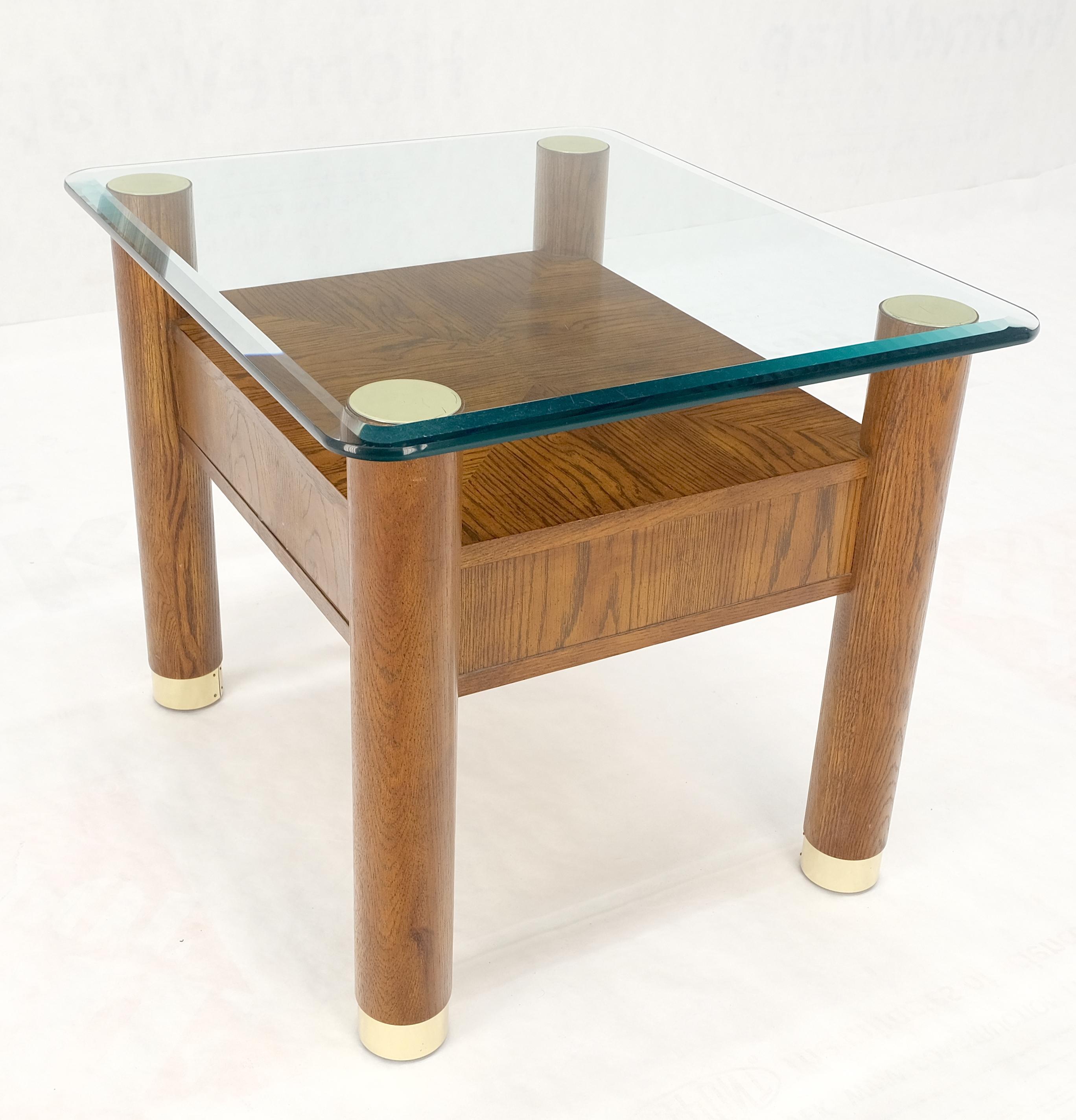 Table d'appoint à un tiroir avec pieds cylindriques en chêne massif et accessoires en laiton en vente 4