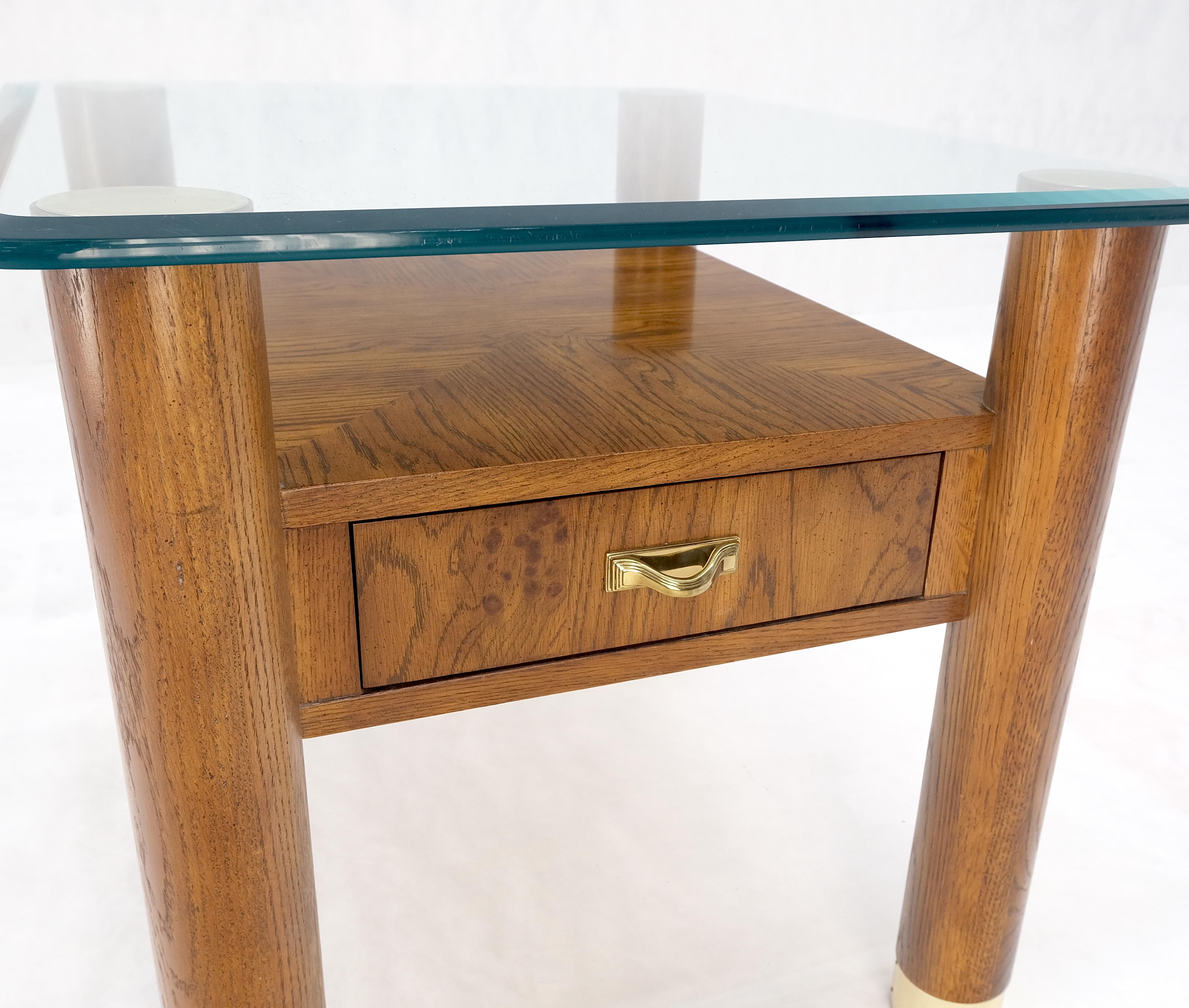Américain Table d'appoint à un tiroir avec pieds cylindriques en chêne massif et accessoires en laiton en vente