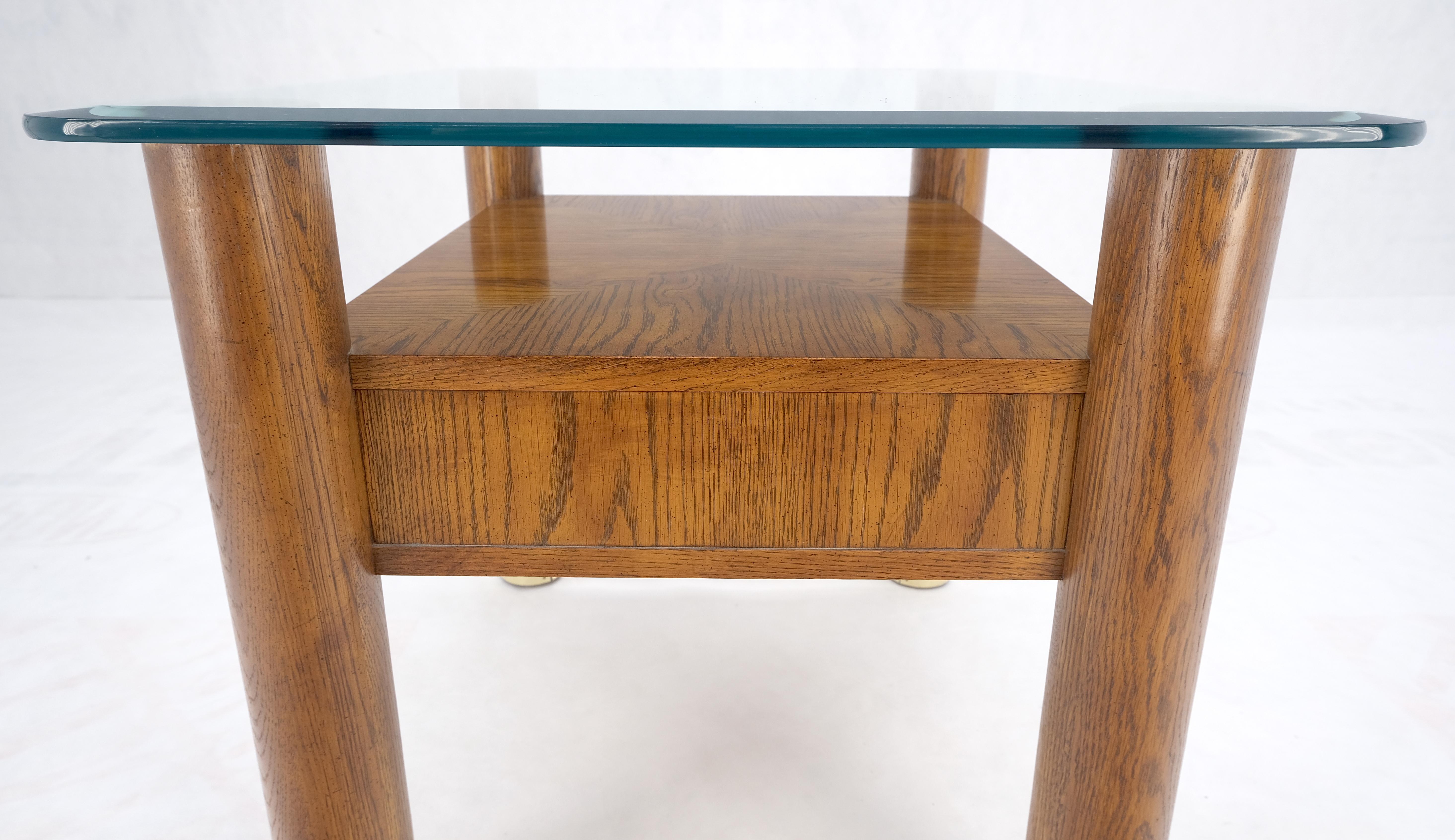 Laqué Table d'appoint à un tiroir avec pieds cylindriques en chêne massif et accessoires en laiton en vente