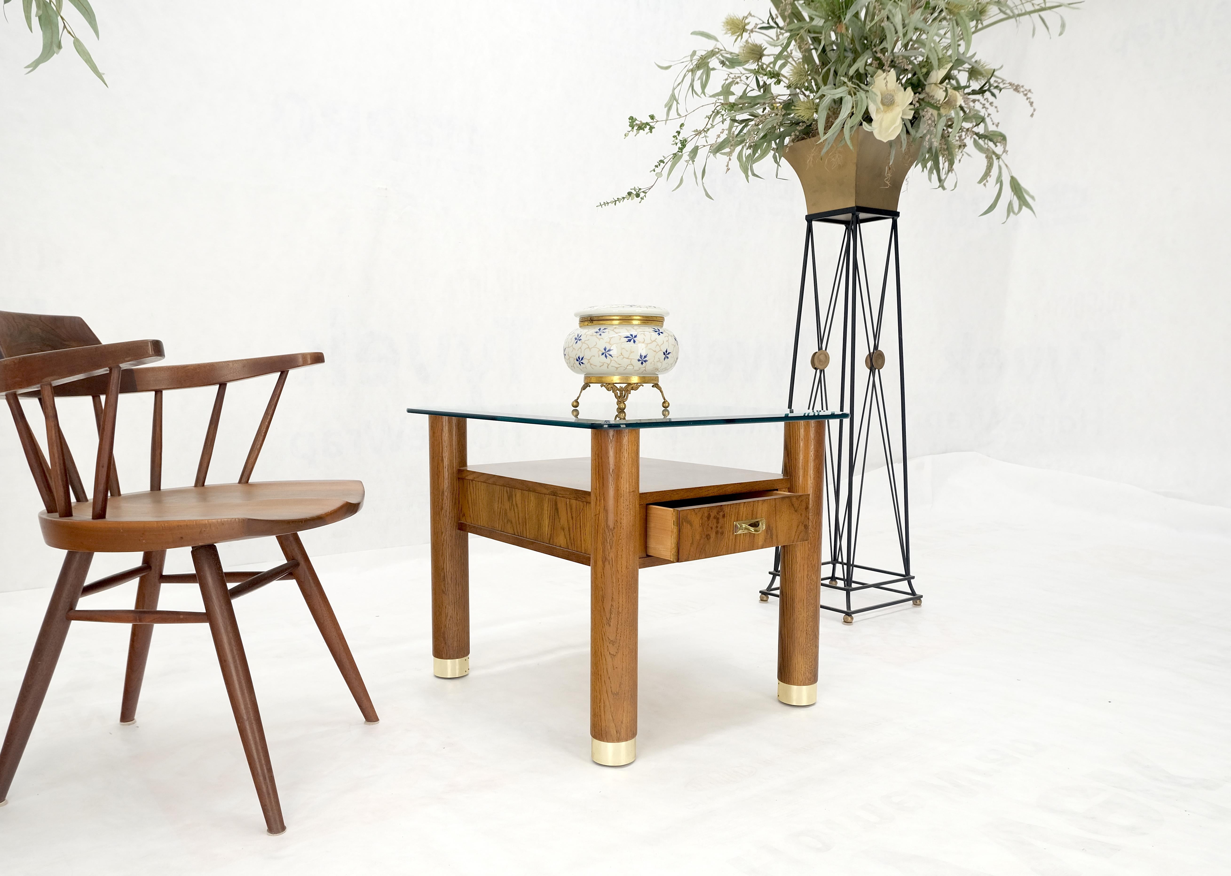 Laiton Table d'appoint à un tiroir avec pieds cylindriques en chêne massif et accessoires en laiton en vente