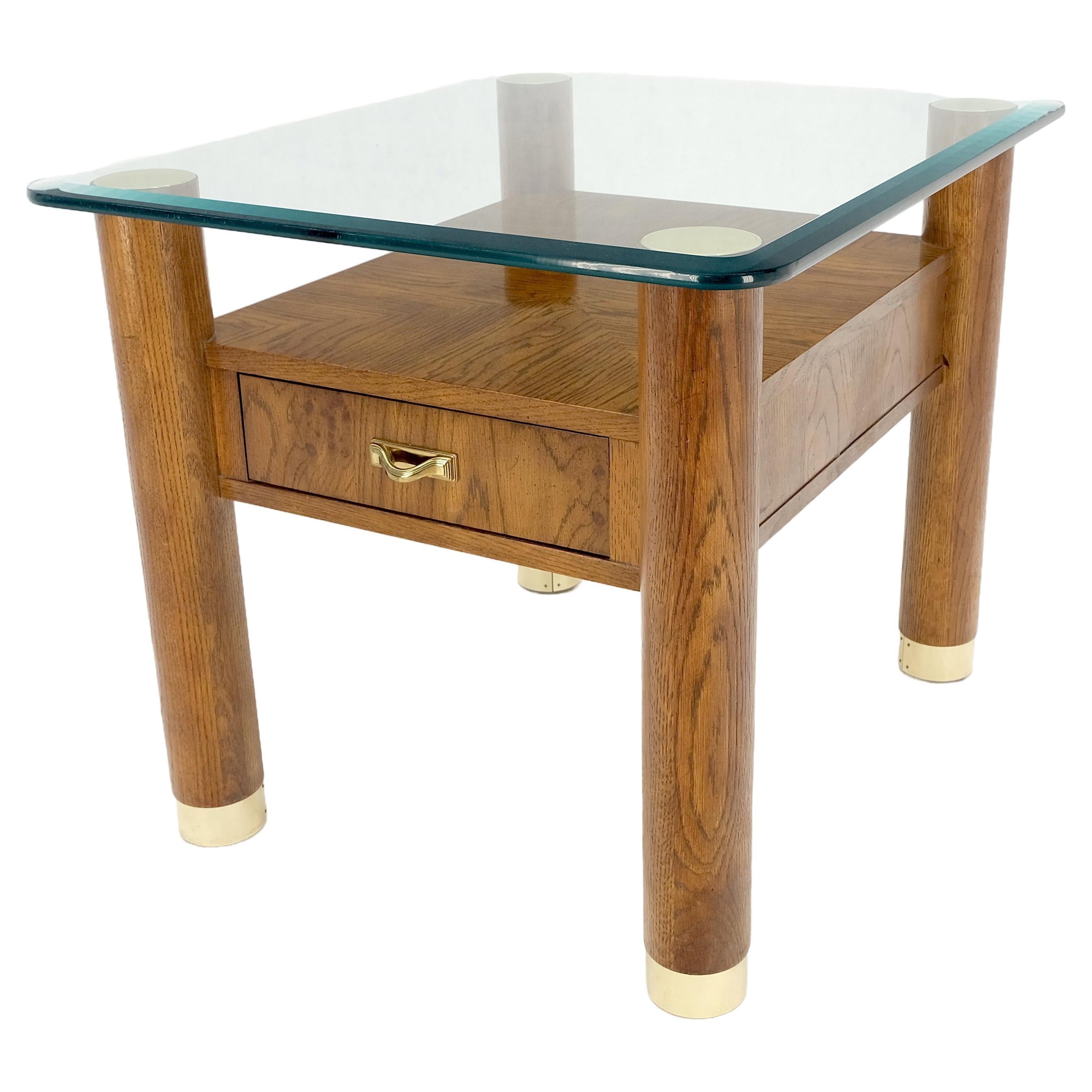 Table d'appoint à un tiroir avec pieds cylindriques en chêne massif et accessoires en laiton en vente
