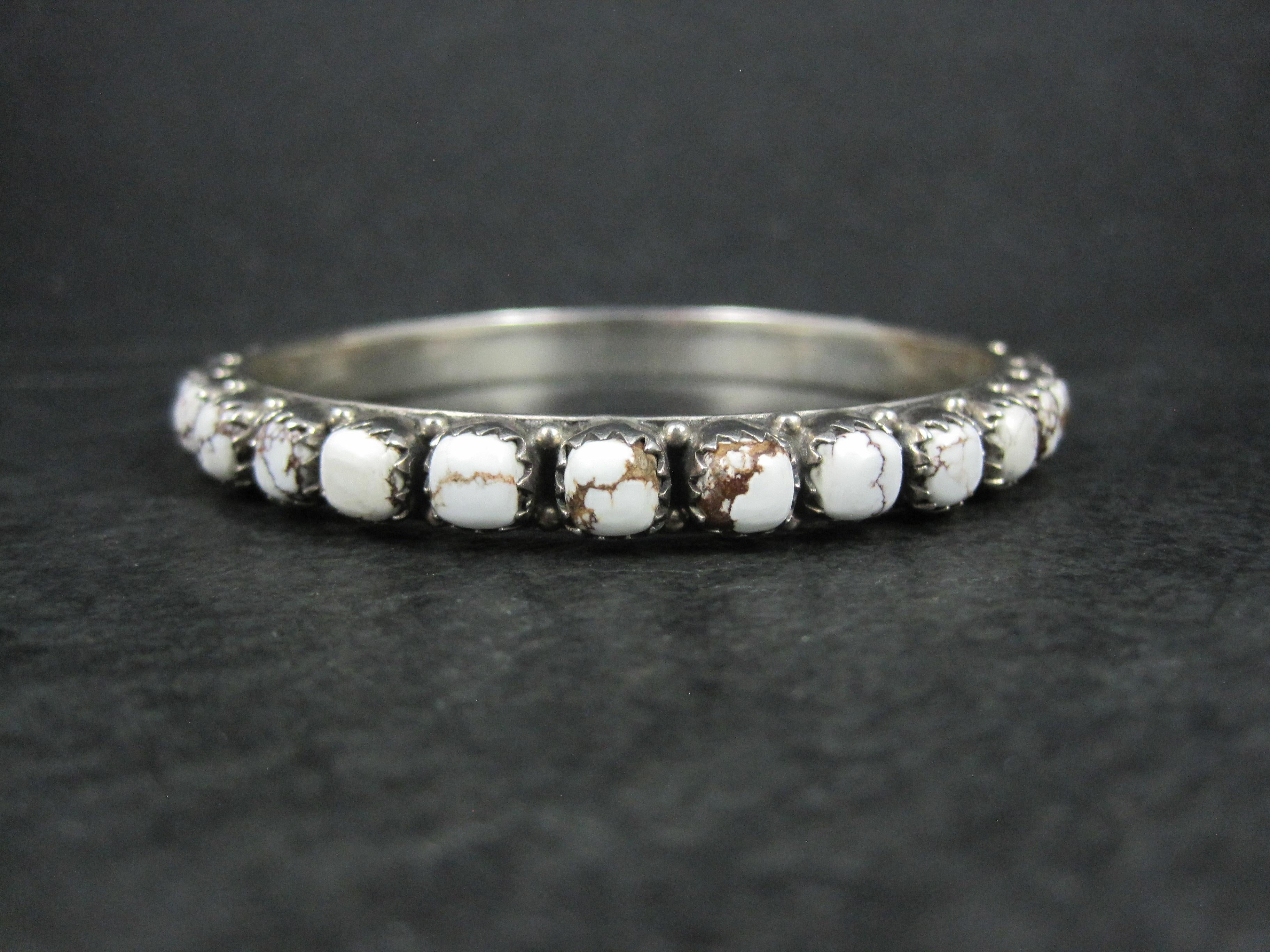 Questo splendido braccialetto bangle del Sud-Ovest è in argento sterling.
Presenta 28 gemme quadrate di cavallo selvaggio da 6x6 mm.
Il bracciale misura 8 mm di larghezza. Ha un diametro interno di 2,5 pollici e una circonferenza interna di 7,5