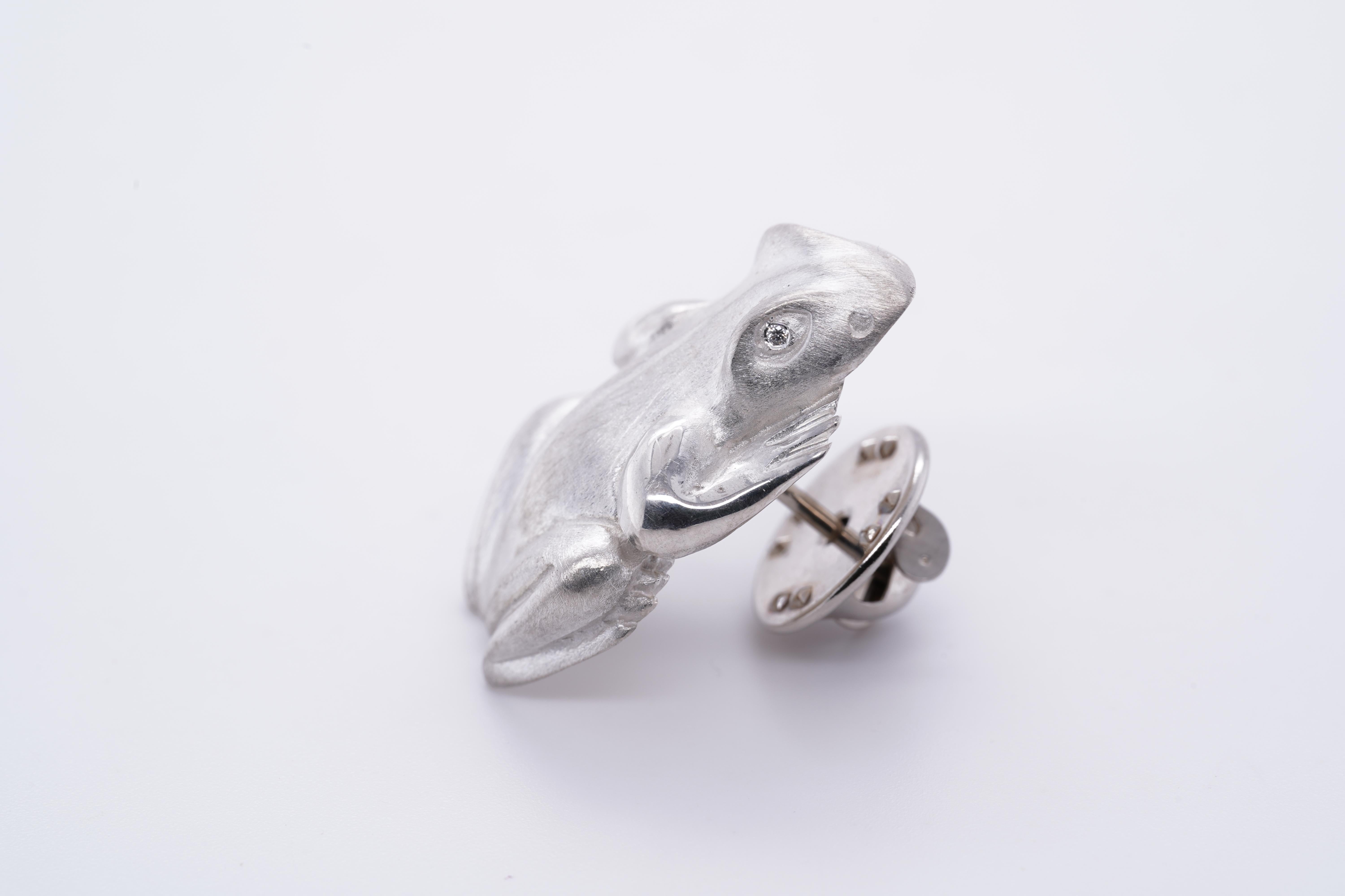 Alfiler Broche Rana Pesada de Plata de Ley con Ojos de Diamante de Ashley Childs Corte redondo en venta