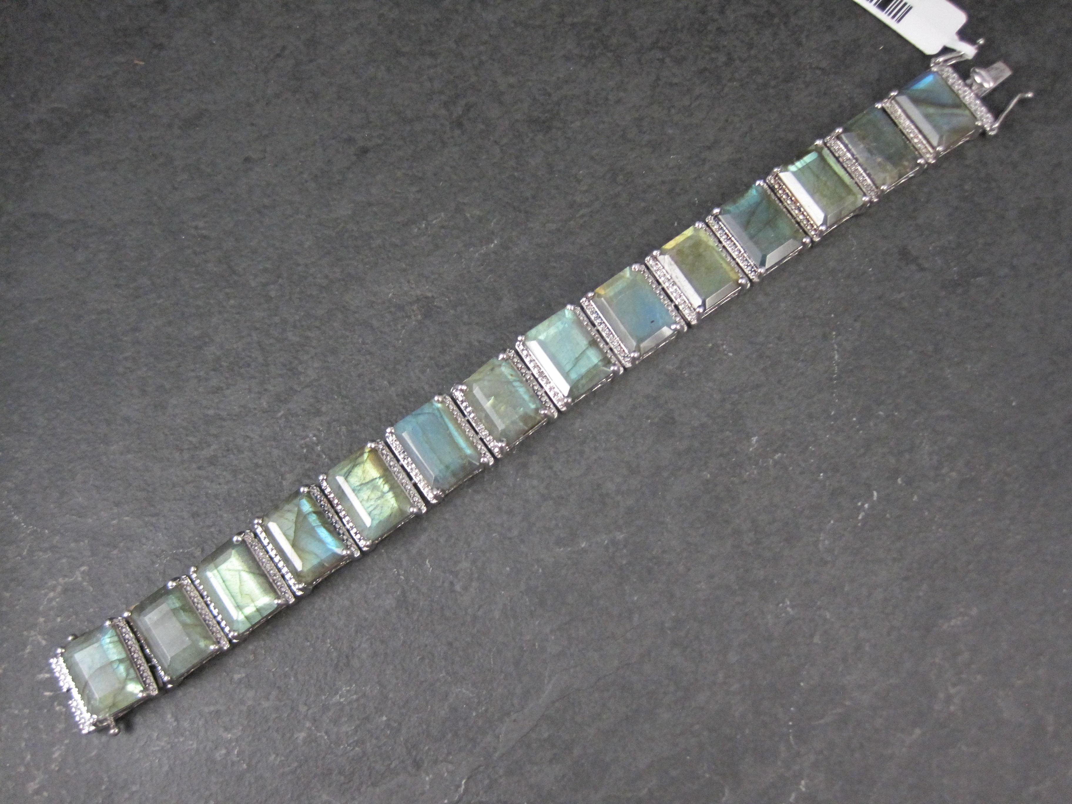 Ce magnifique bracelet est en argent sterling.
Il comprend 14 magnifiques pierres de labradorite de 10x14 mm.
Le fermoir en forme de boîte est muni d'un cran de sécurité de chaque côté.

Mesures : 5/8 de pouce de large, 7 1/2 pouces portables
Poids