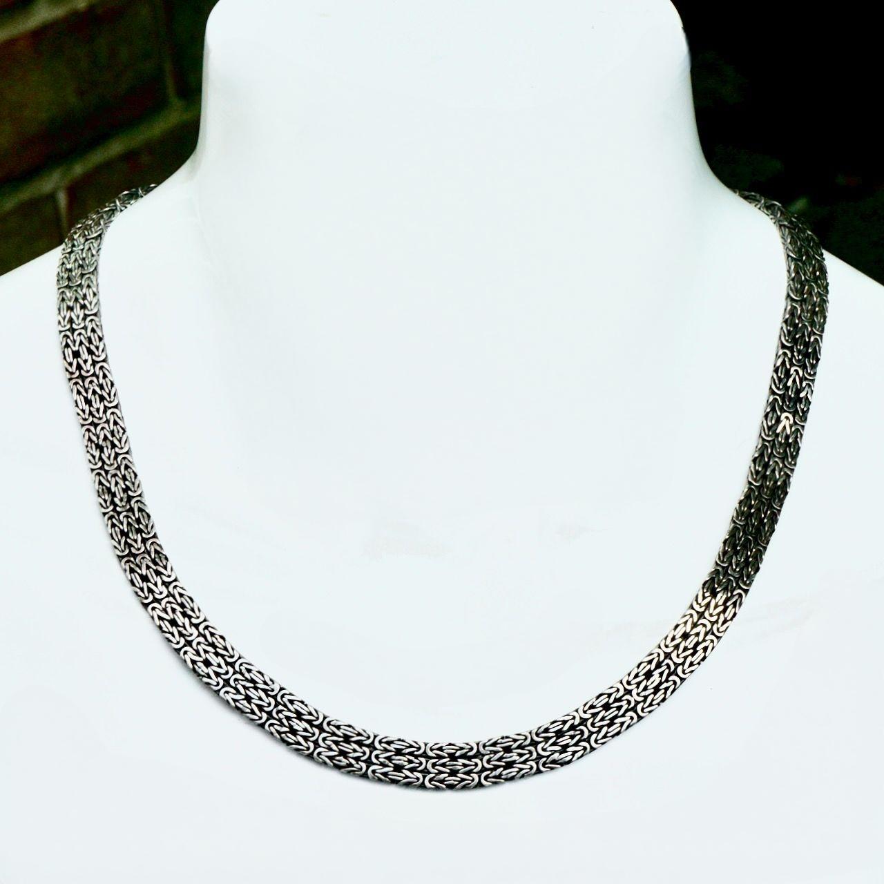 Splendida collana a tre maglie in argento sterling, con chiusura di sicurezza. Misura circa 49 cm di lunghezza per 8 mm di larghezza. Il marchio del produttore è TJC. La collana è in ottime condizioni, con graffi come previsto. Abbiamo dato una