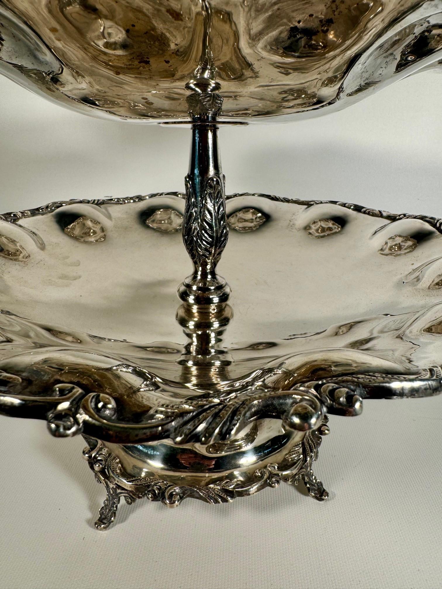 Centro de mesa pesado de dos pisos de plata de ley Mexicano en venta