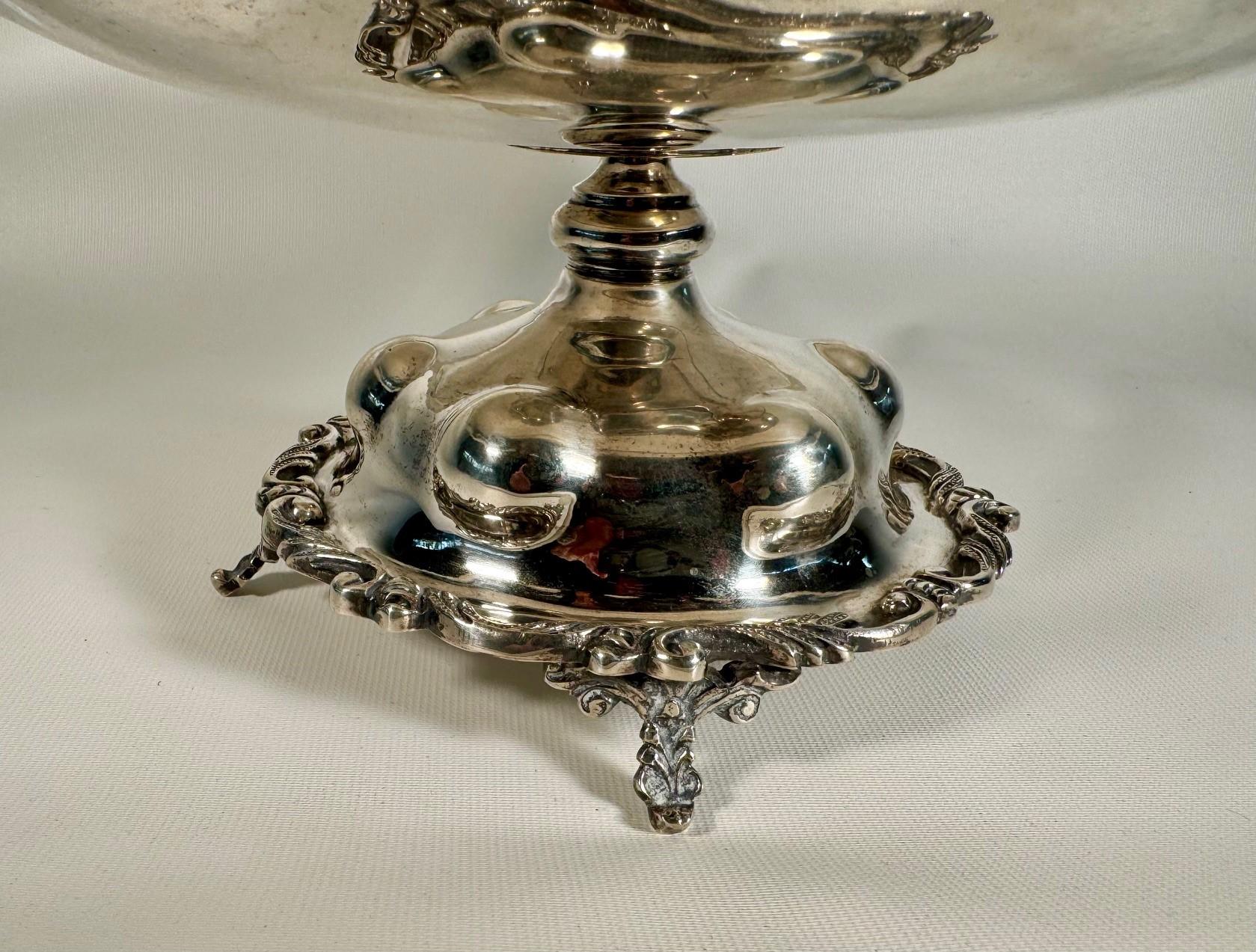 Centro de mesa pesado de dos pisos de plata de ley Silver en venta