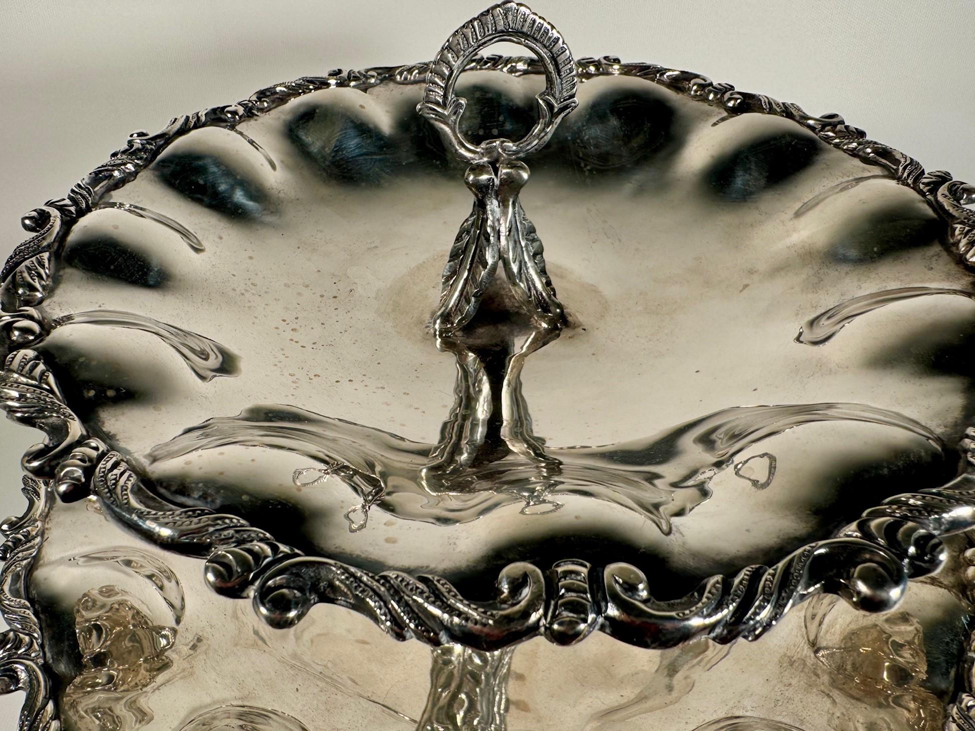 Centro de mesa pesado de dos pisos de plata de ley en venta 1