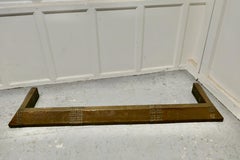 Défenseur en laiton foncé épais et clouté, aspect brutaliste