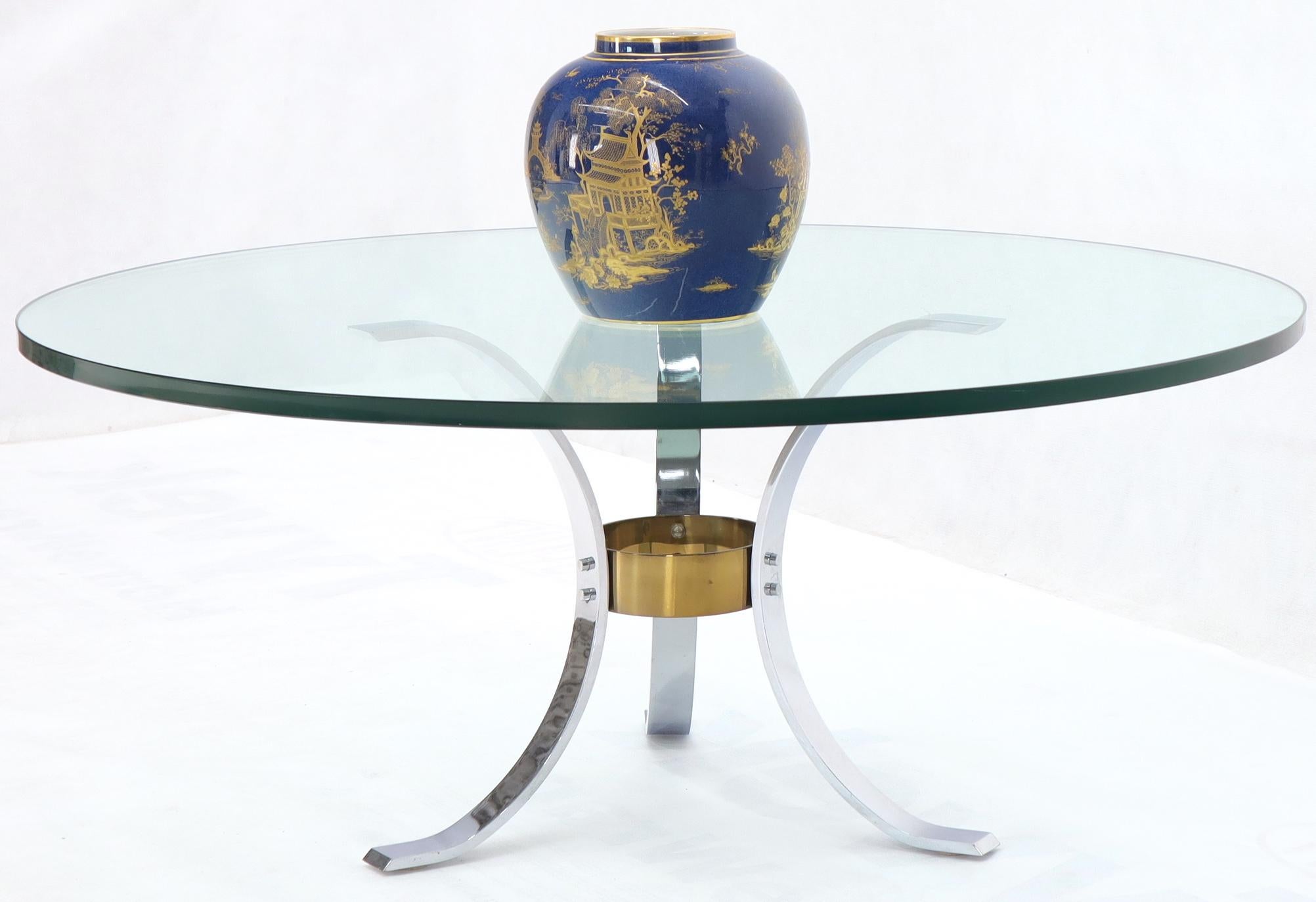 Table basse à base tripode en laiton et chrome avec plateau rond épais en verre de 3/4 po. (37 cm) en vente 3
