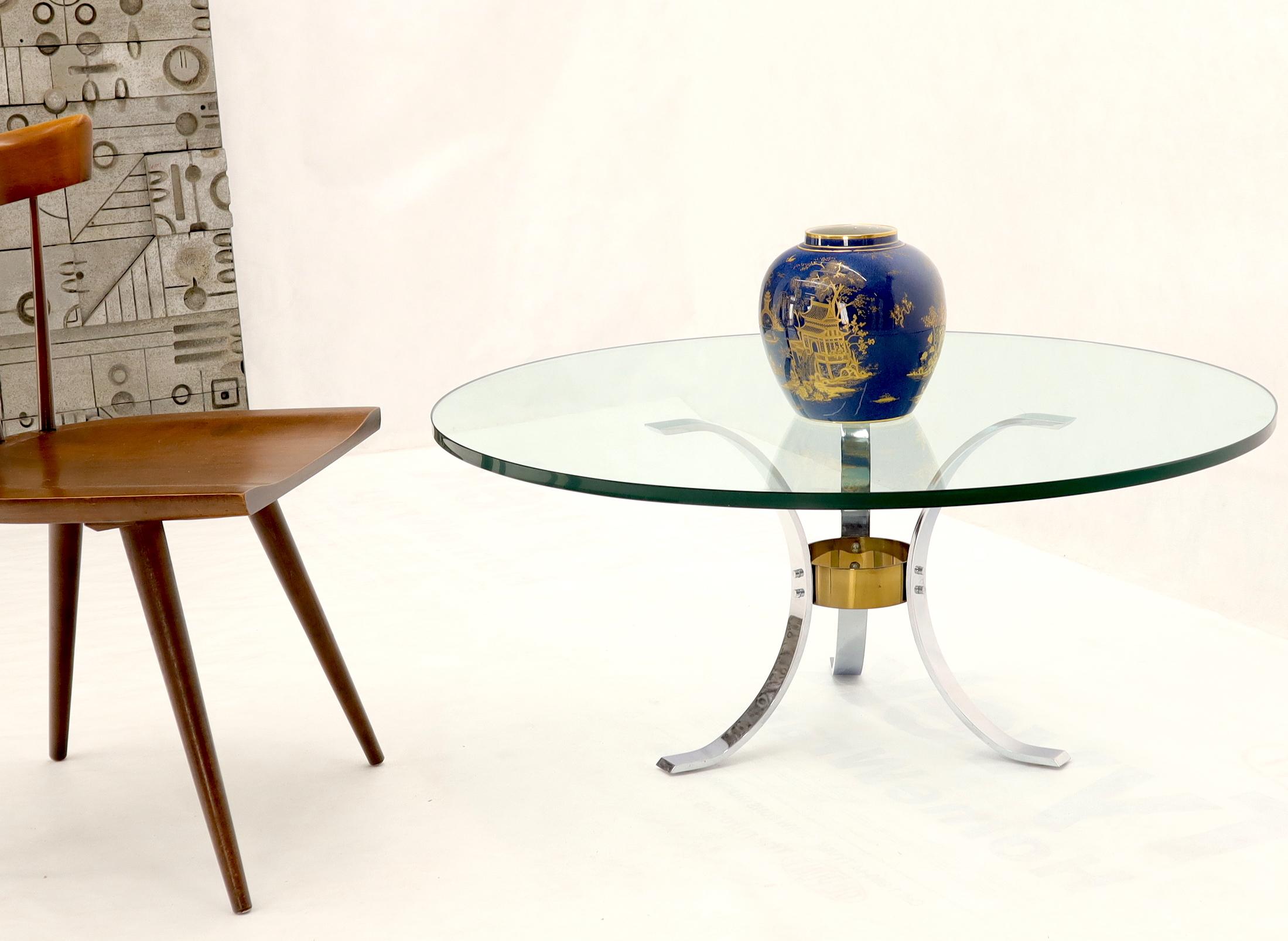 Table basse à base tripode en laiton et chrome avec plateau rond épais en verre de 3/4 po. (37 cm) en vente 4