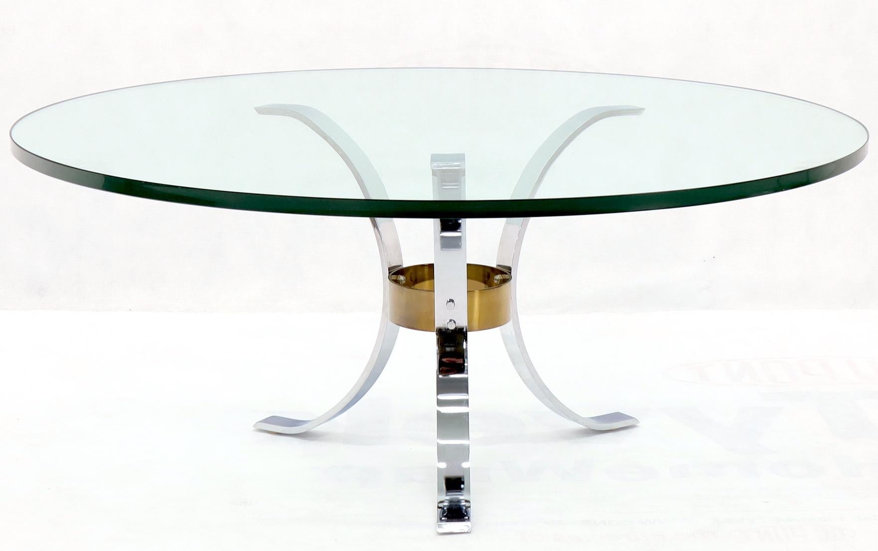 Table basse ronde en chrome et laiton, avec plateau en verre, de style Mid-Century Modern. Plateau en verre épais de 3/4