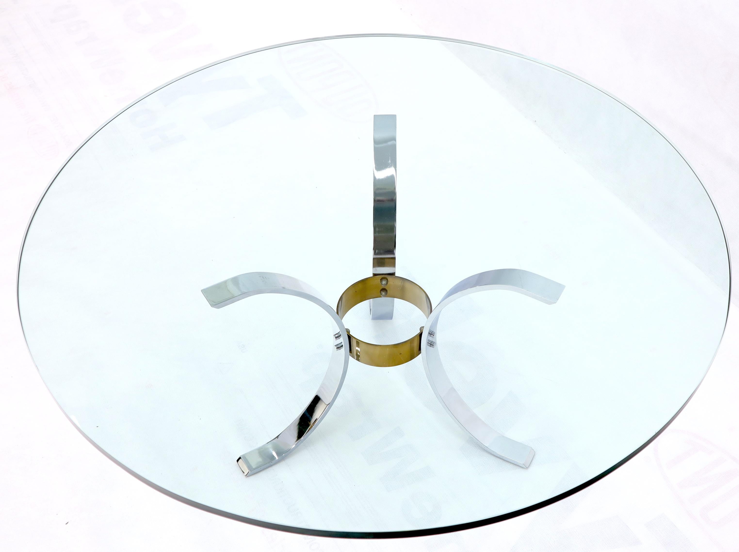 Mid-Century Modern Table basse à base tripode en laiton et chrome avec plateau rond épais en verre de 3/4 po. (37 cm) en vente
