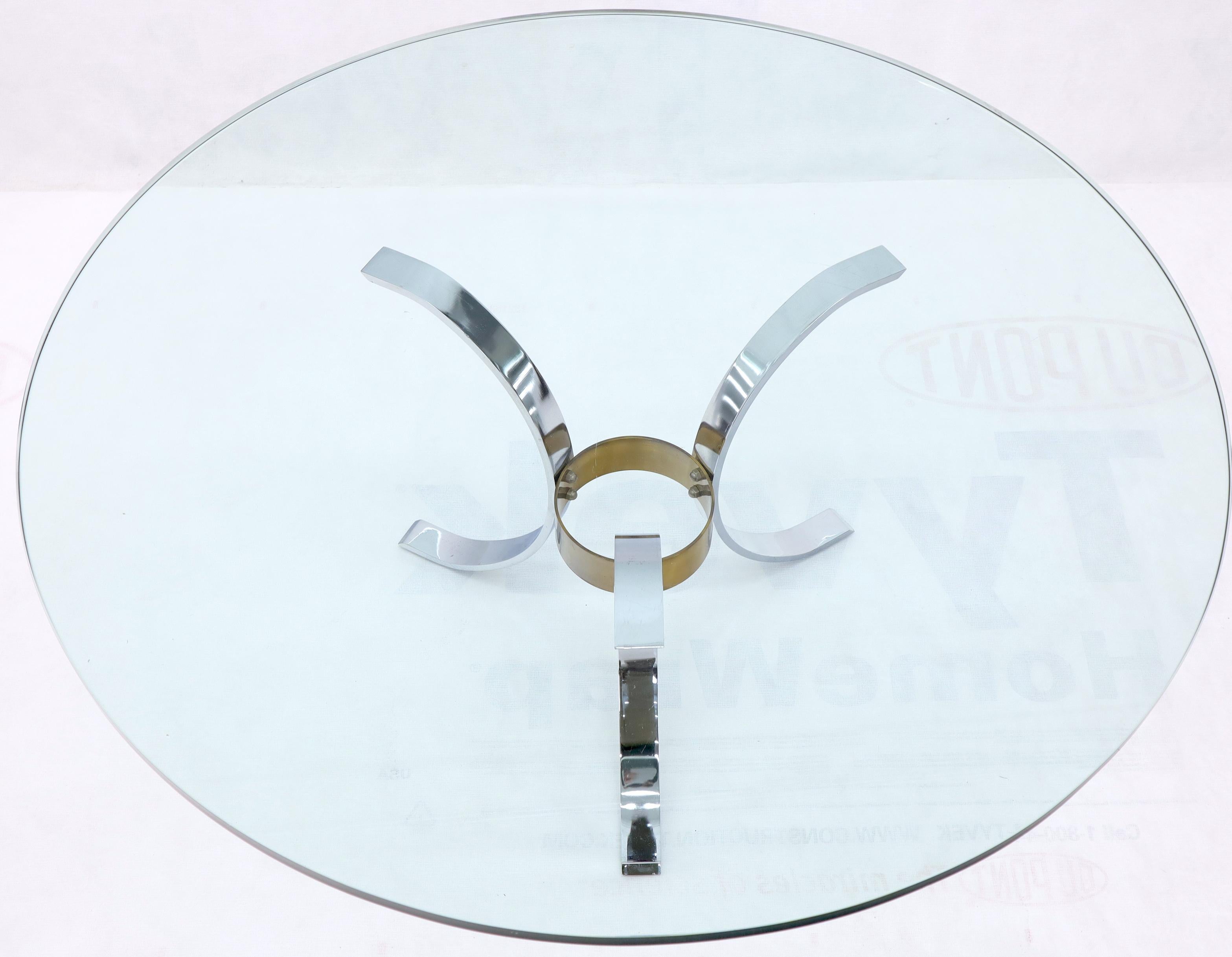 Américain Table basse à base tripode en laiton et chrome avec plateau rond épais en verre de 3/4 po. (37 cm) en vente