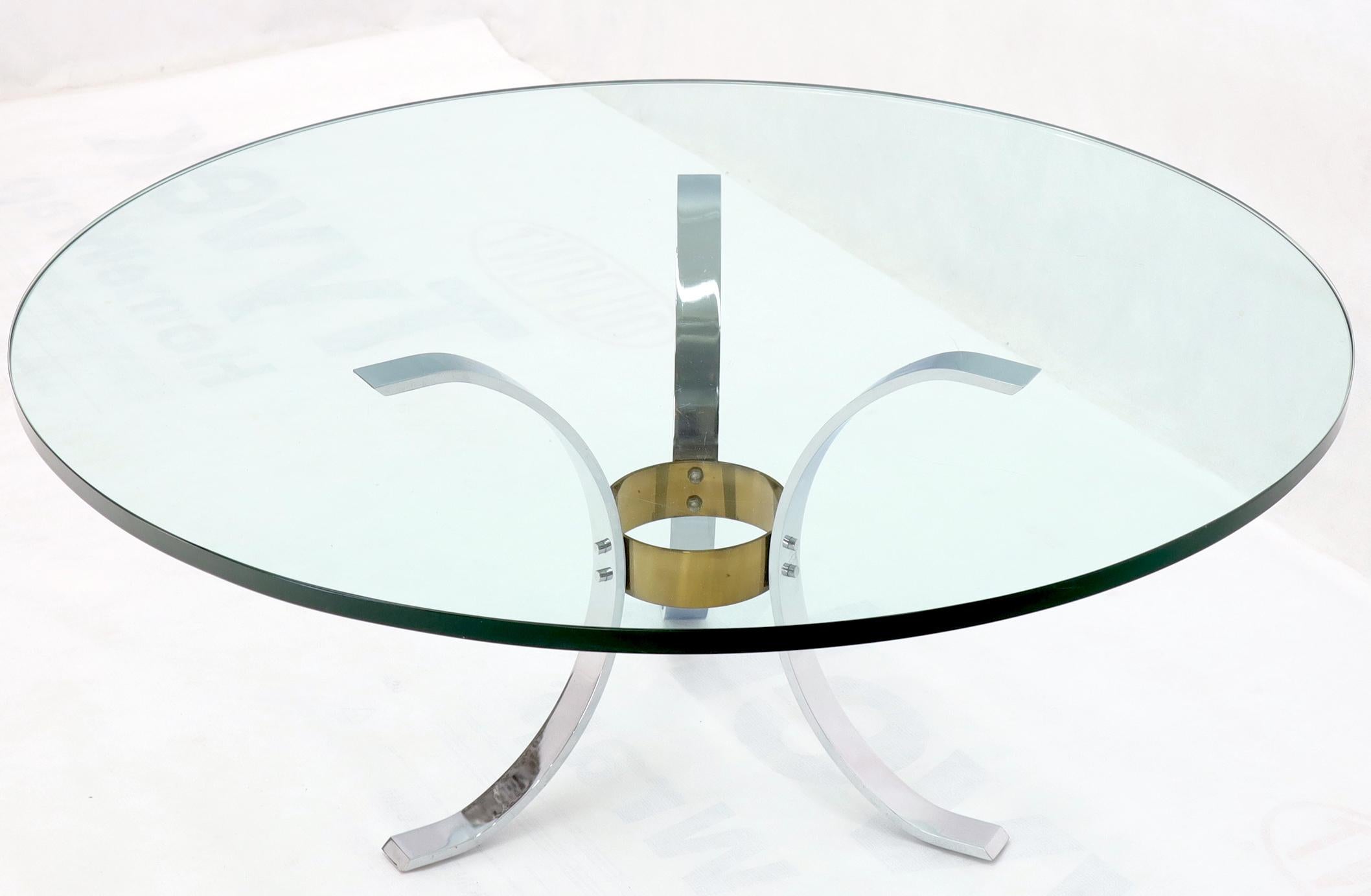 Table basse à base tripode en laiton et chrome avec plateau rond épais en verre de 3/4 po. (37 cm) Bon état - En vente à Rockaway, NJ