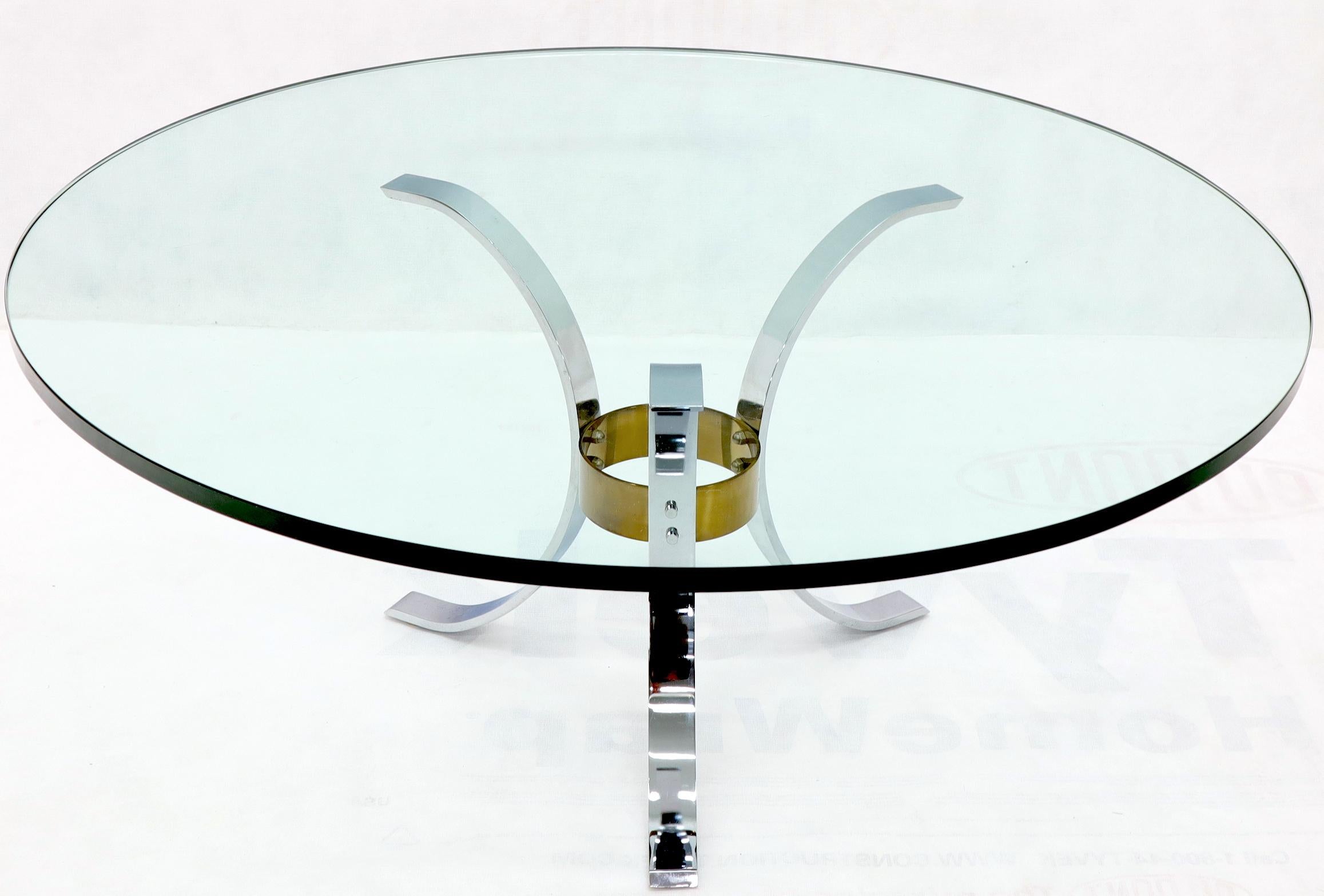 20ième siècle Table basse à base tripode en laiton et chrome avec plateau rond épais en verre de 3/4 po. (37 cm) en vente