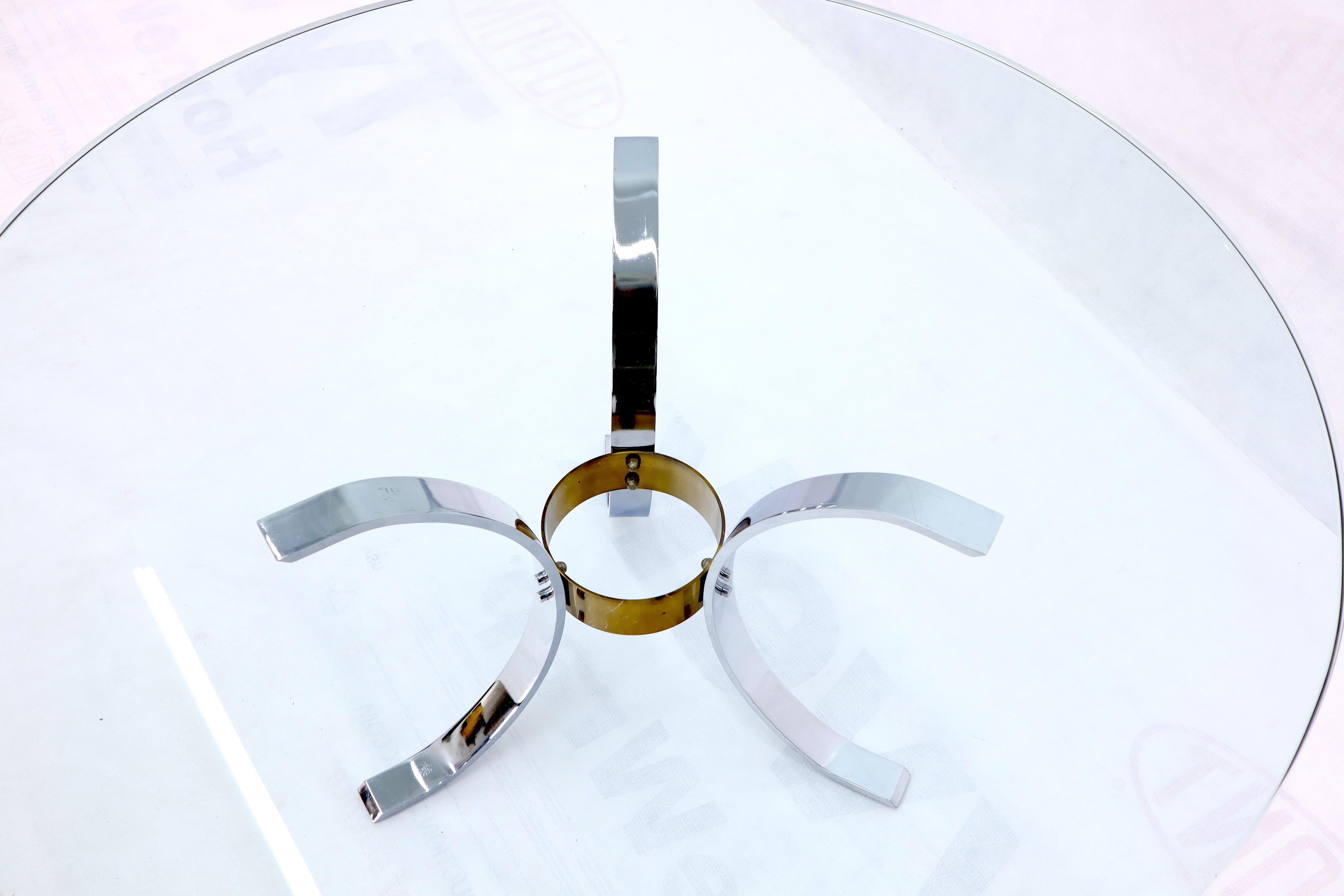 Laiton Table basse à base tripode en laiton et chrome avec plateau rond épais en verre de 3/4 po. (37 cm) en vente