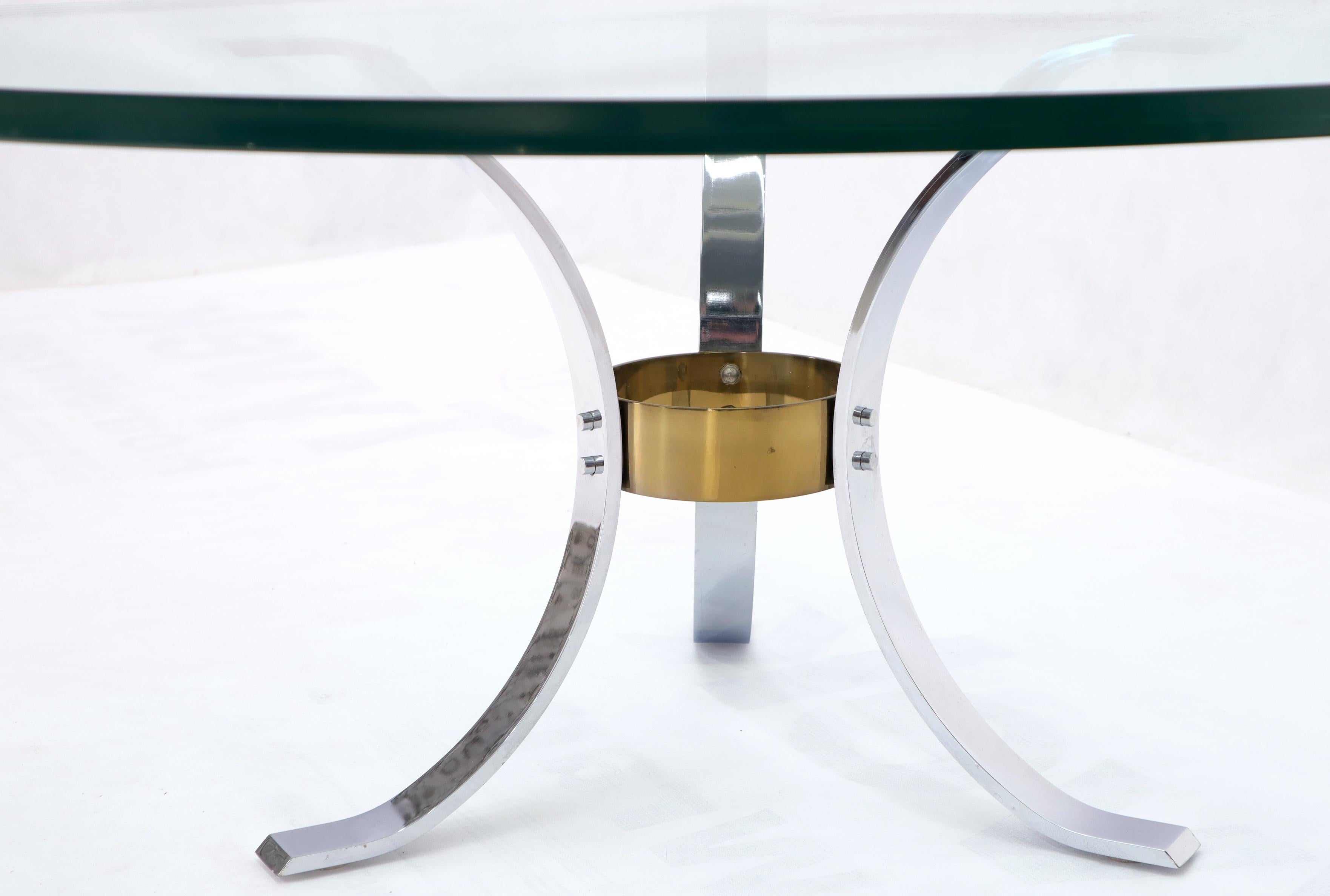 Table basse à base tripode en laiton et chrome avec plateau rond épais en verre de 3/4 po. (37 cm) en vente 1