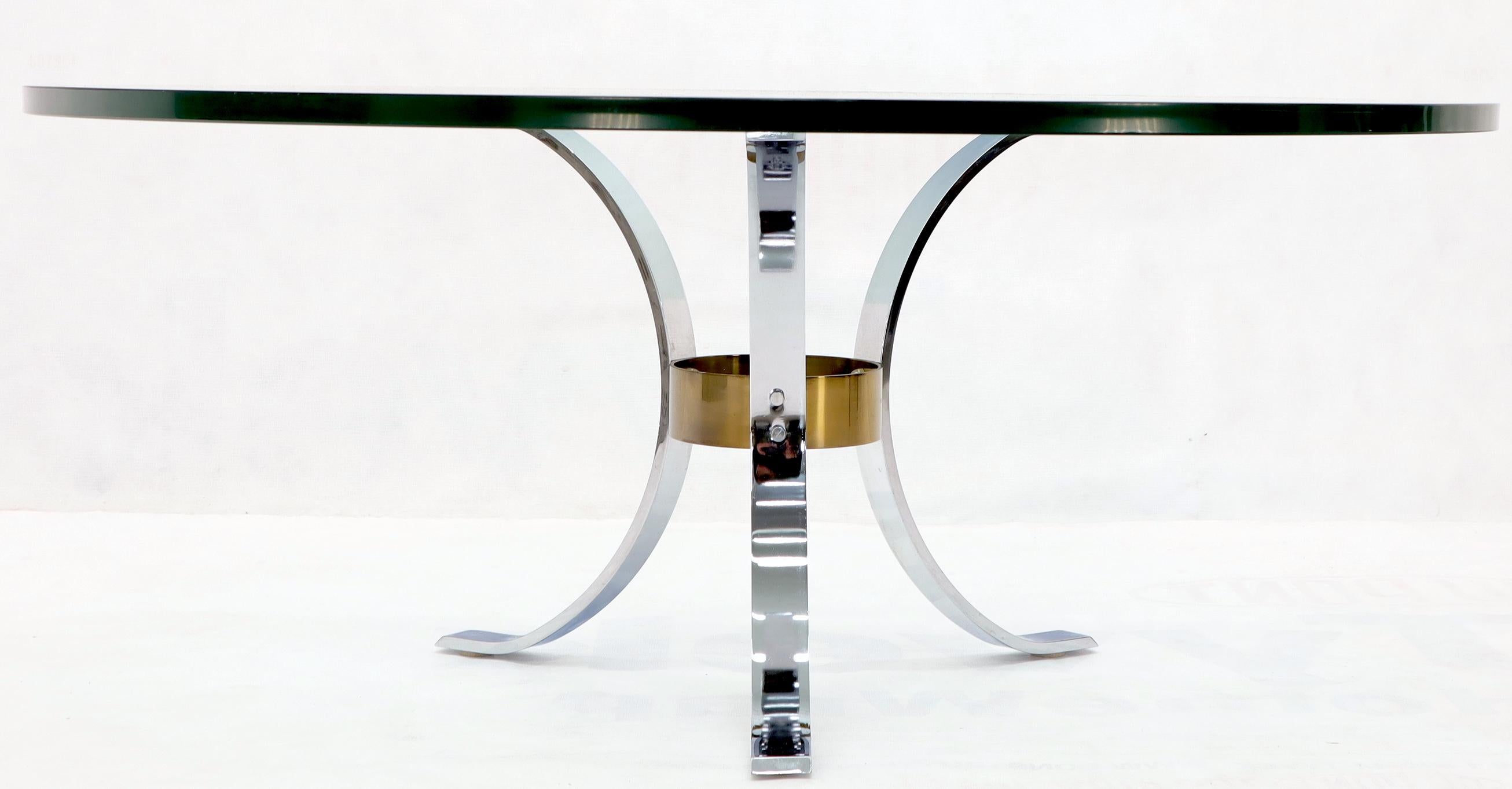 Table basse à base tripode en laiton et chrome avec plateau rond épais en verre de 3/4 po. (37 cm) en vente 2