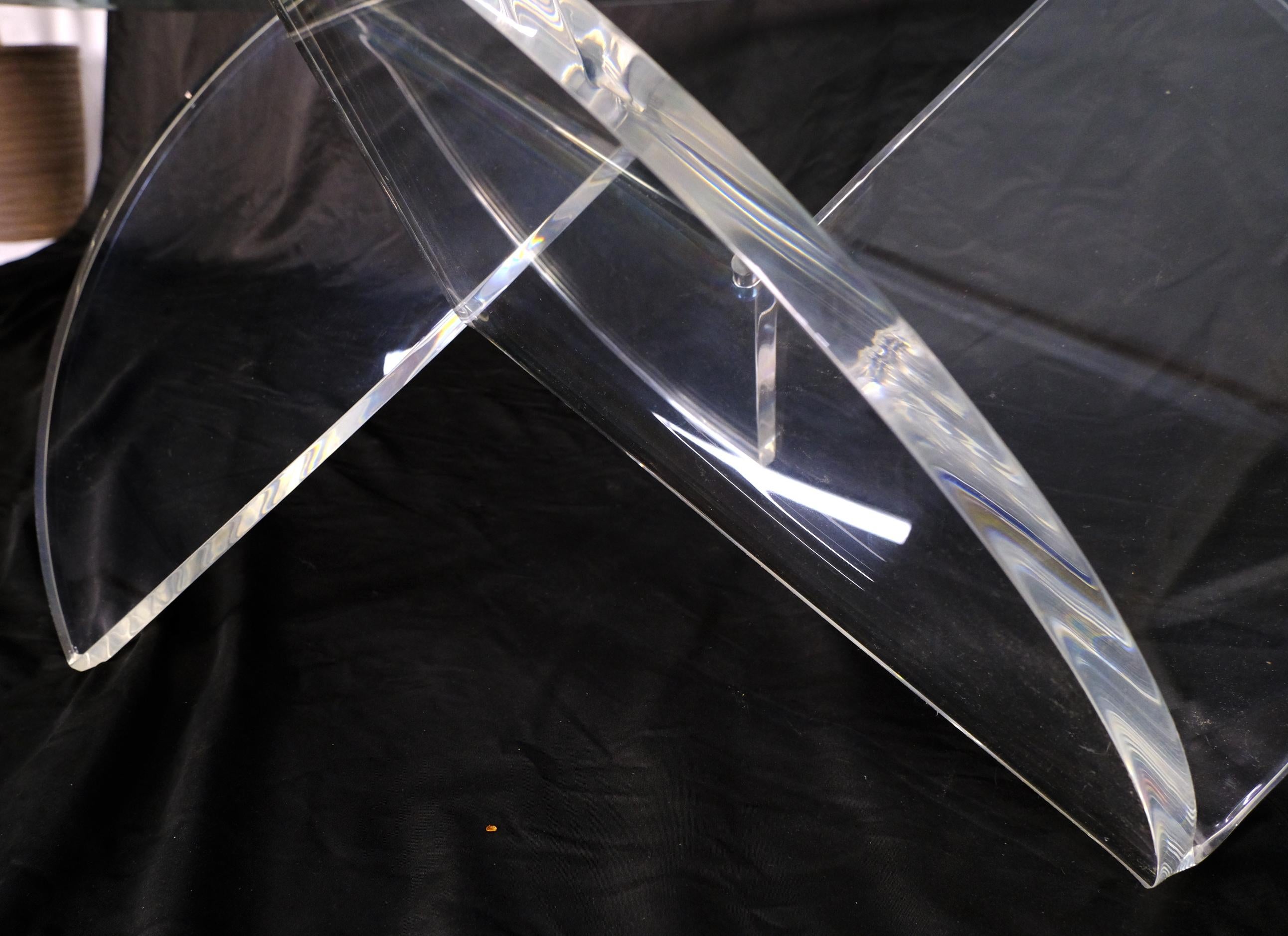 Runder Couchtisch mit Glasplatte in Propellerform aus dickem, gebogenem Lucite im Angebot 3