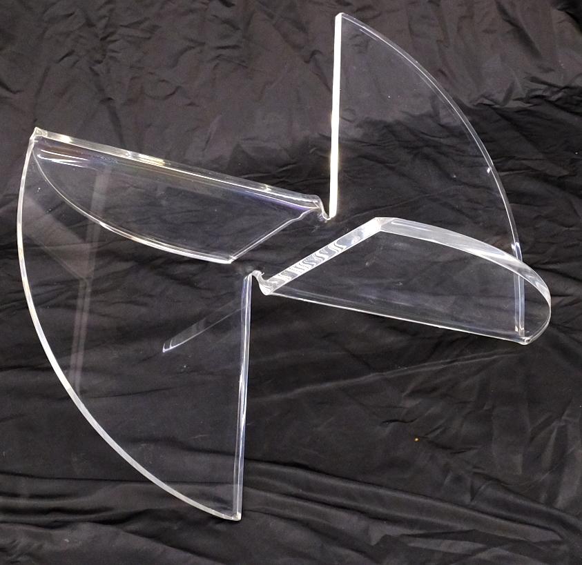 Runder Couchtisch mit Glasplatte in Propellerform aus dickem, gebogenem Lucite im Angebot 5