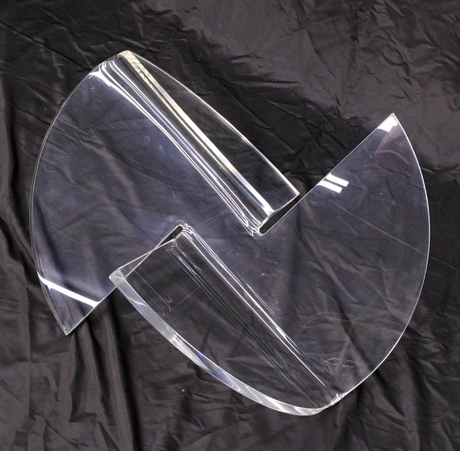 Runder Couchtisch mit Glasplatte in Propellerform aus dickem, gebogenem Lucite im Angebot 6