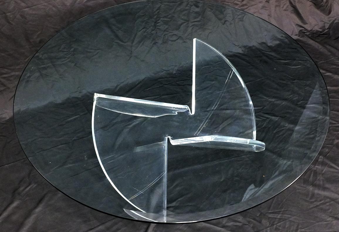 Runder Couchtisch mit Glasplatte in Propellerform aus dickem, gebogenem Lucite (amerikanisch) im Angebot