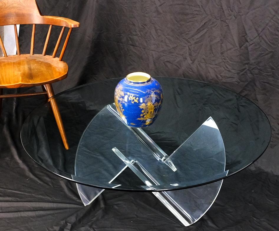 Heavy Thick Bent Lucite Propeller Shape Round Glass Top Coffee Table In Good Condition For Sale In Rockaway, NJ