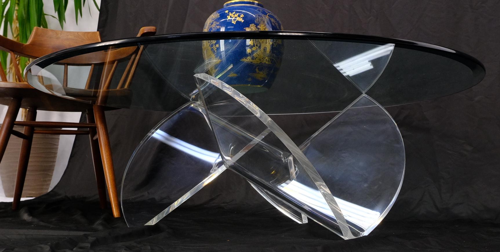 Runder Couchtisch mit Glasplatte in Propellerform aus dickem, gebogenem Lucite (20. Jahrhundert) im Angebot