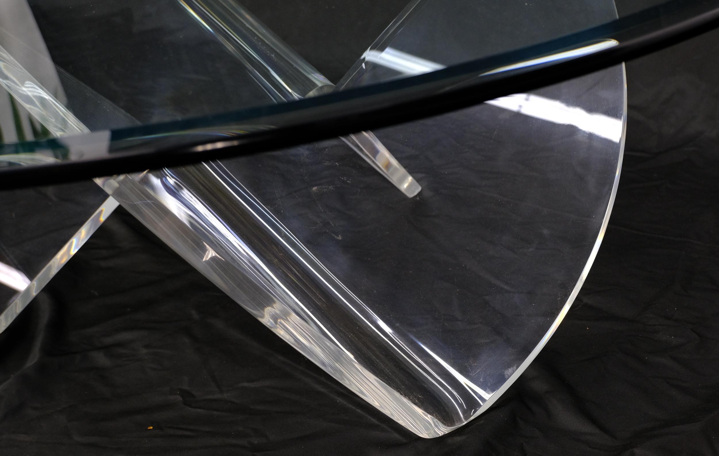 Runder Couchtisch mit Glasplatte in Propellerform aus dickem, gebogenem Lucite im Angebot 1