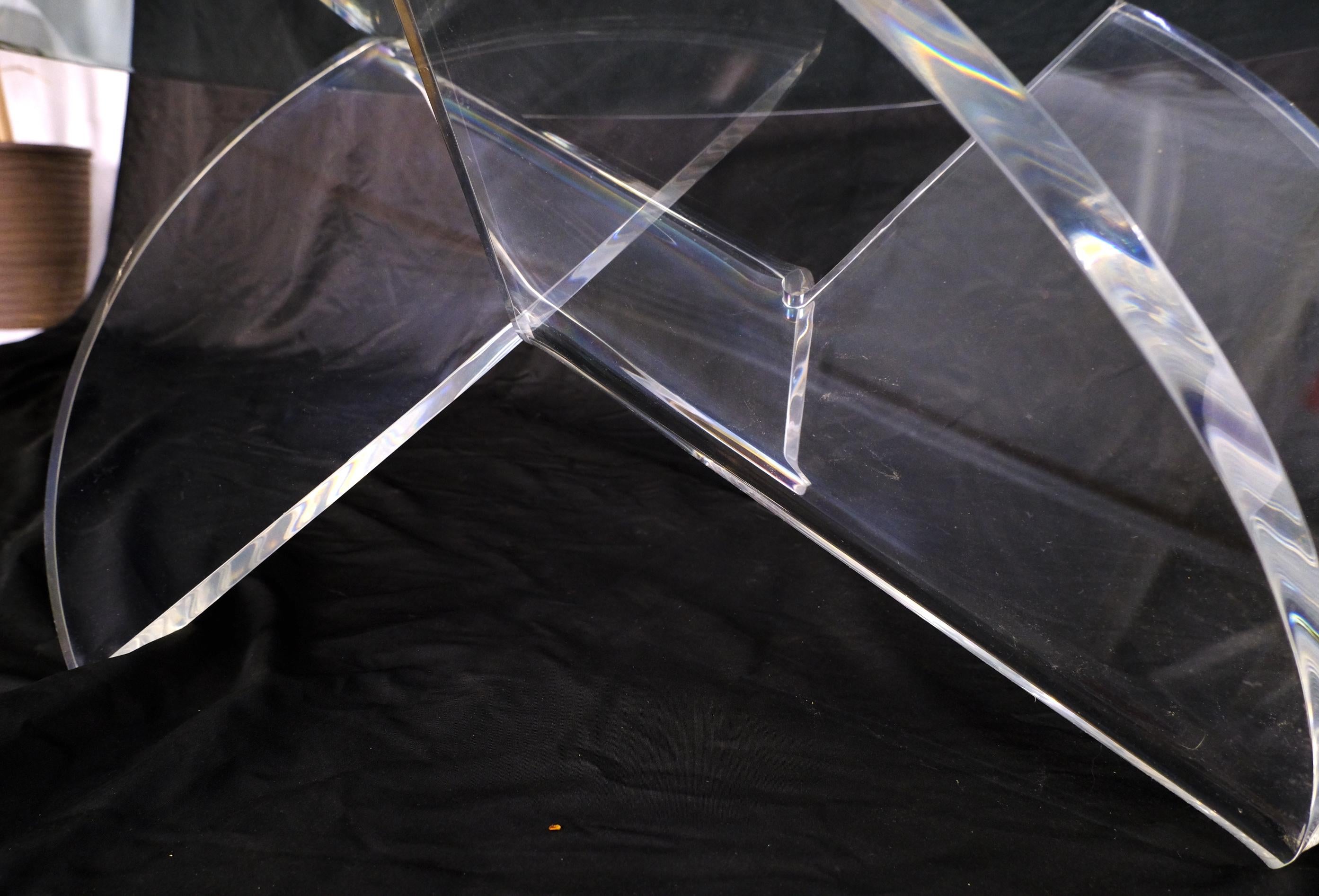 Runder Couchtisch mit Glasplatte in Propellerform aus dickem, gebogenem Lucite im Angebot 2