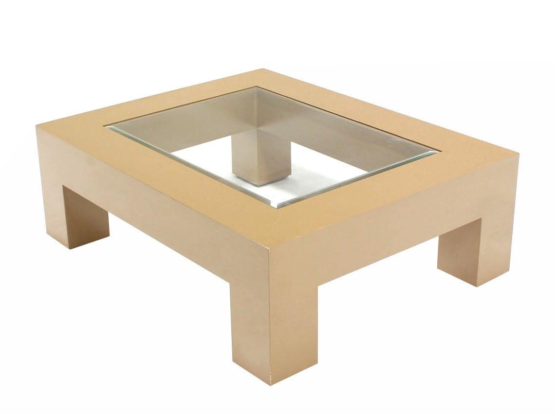 Mid-Century Modern Pieds carrés très épais  Table basse rectangulaire à base de laque beige et plateau en verre  en vente