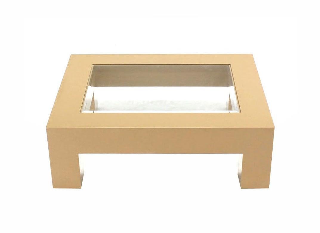 Américain Pieds carrés très épais  Table basse rectangulaire à base de laque beige et plateau en verre  en vente