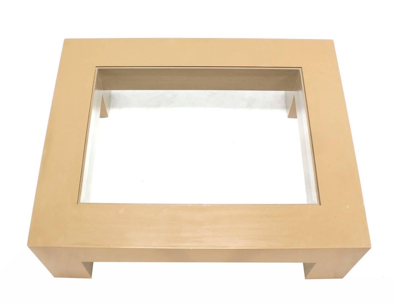 Laqué Pieds carrés très épais  Table basse rectangulaire à base de laque beige et plateau en verre  en vente