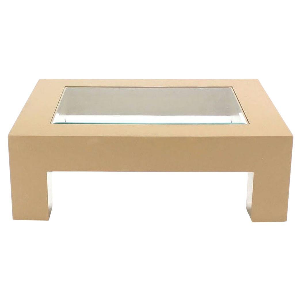 Pieds carrés très épais  Table basse rectangulaire à base de laque beige et plateau en verre  en vente