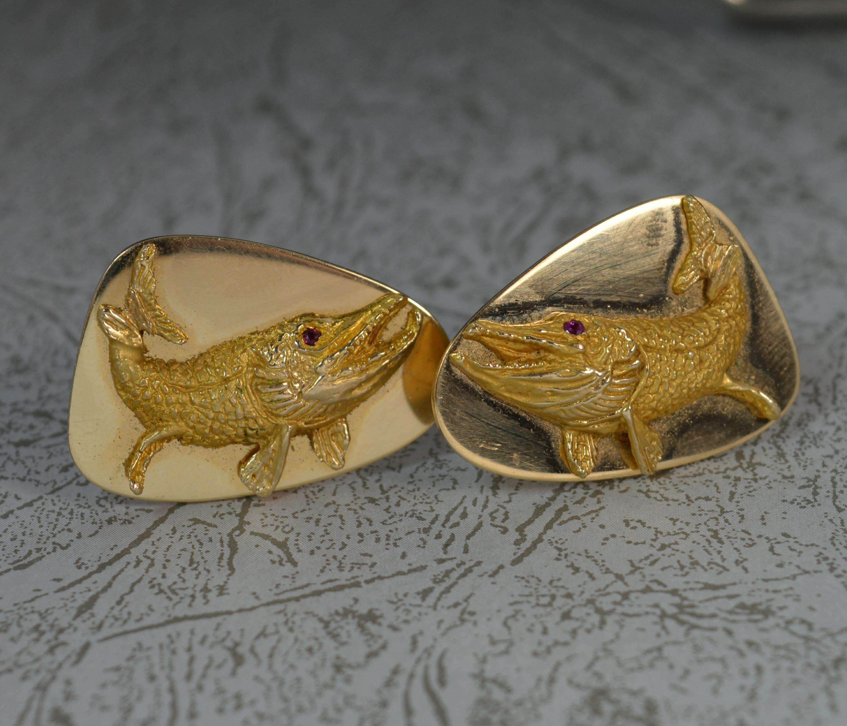 A stunning pair of TIFFANY and CO cufflinks.
Solid 14 carat yellow gold examples.
Designed with a textured fish design to each with a ruby to each eye.
Plain finish to each side.
Very large and weight example.

CONDITION ; Very good. Crisp design