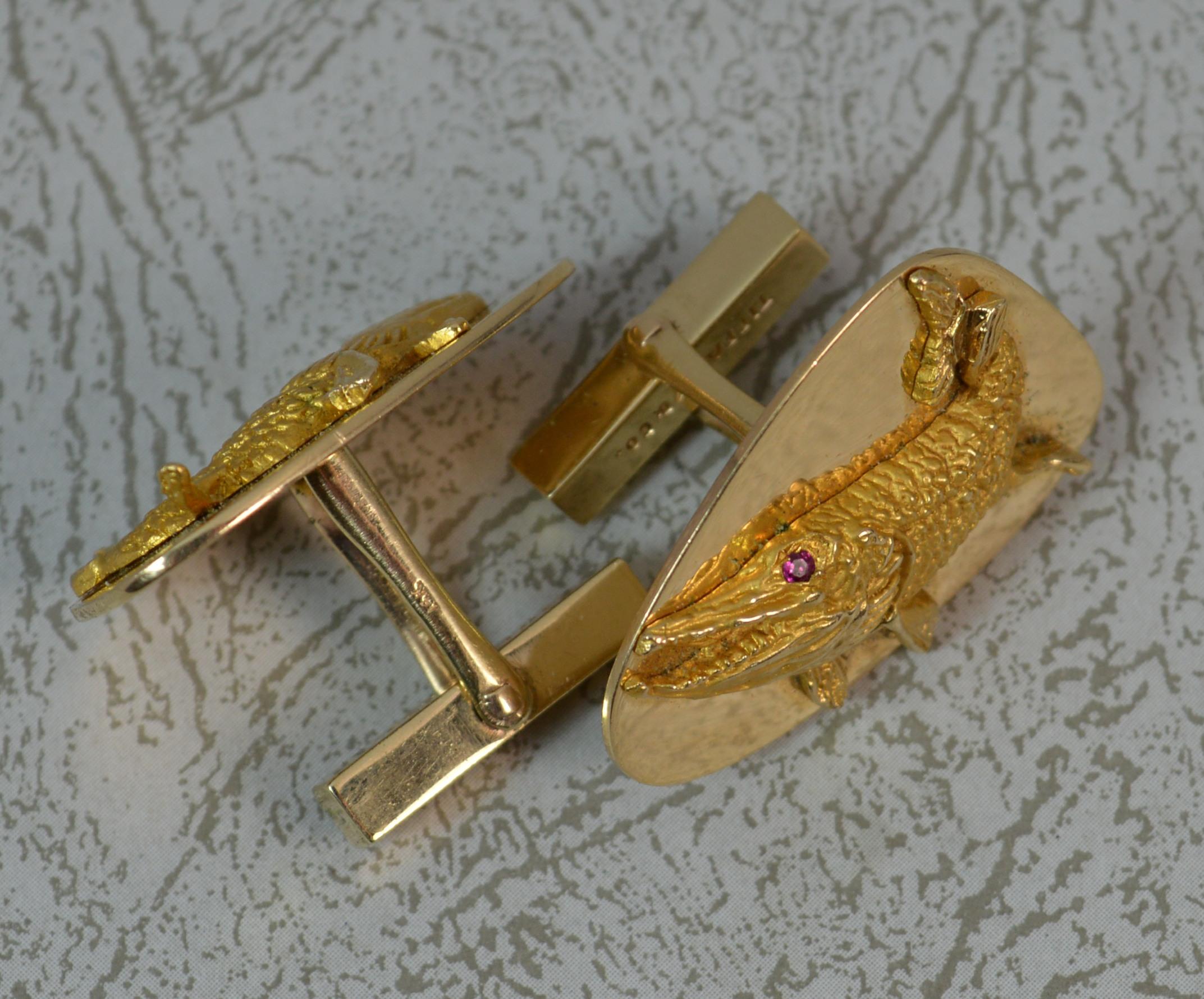 Tiffany & Co. Boutons de manchette en forme de poisson en or 14 carats et rubis en vente 1
