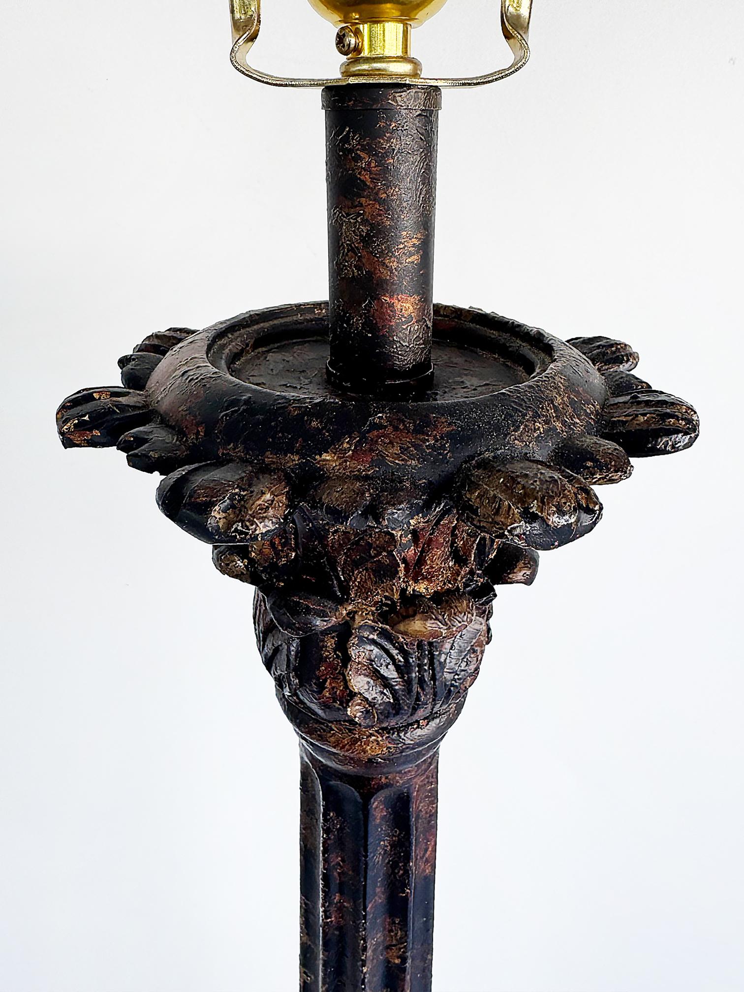 Pareja de lámparas de pie de estilo renacimiento colonial español tradicional pesado en venta 3