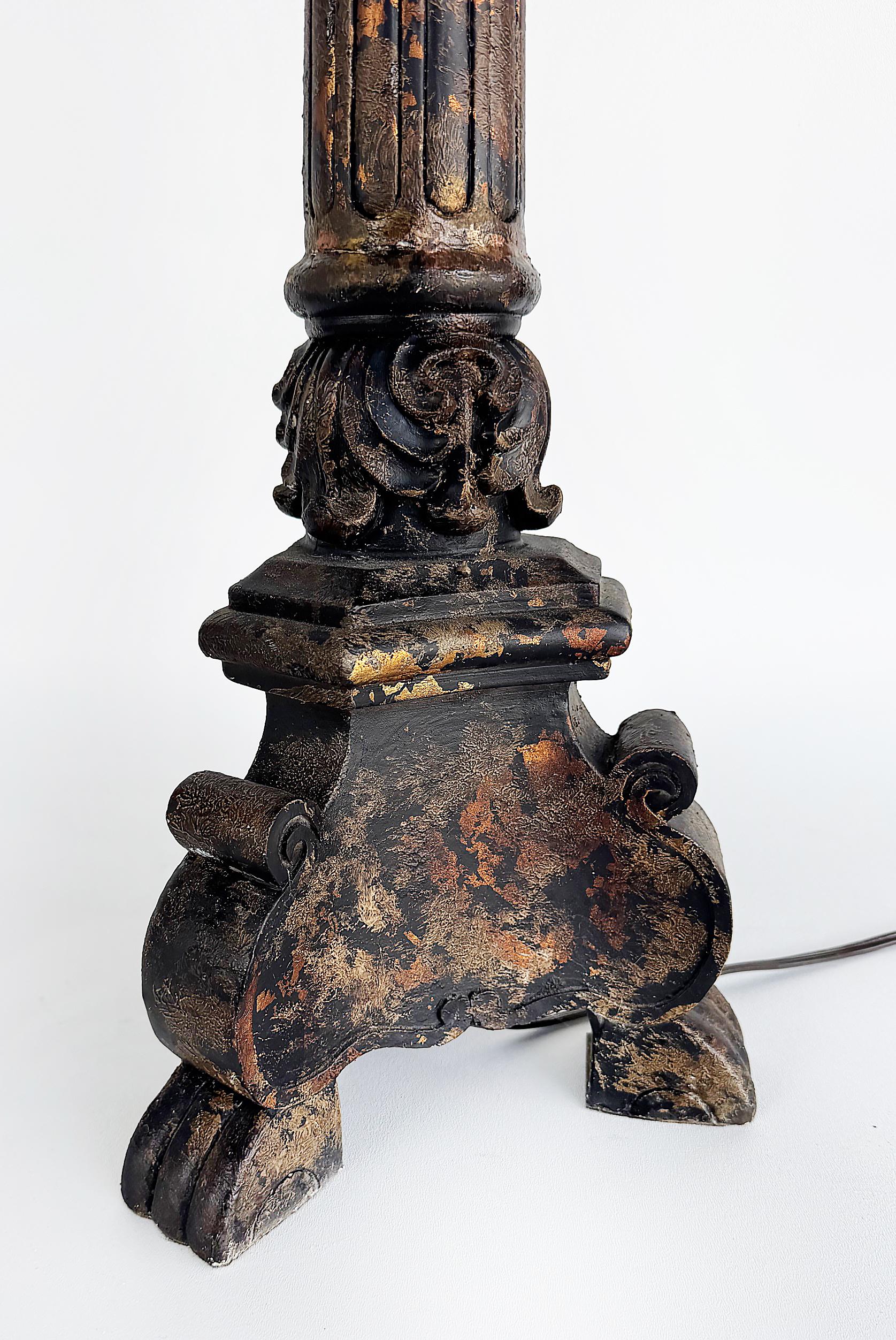 Pareja de lámparas de pie de estilo renacimiento colonial español tradicional pesado en venta 4