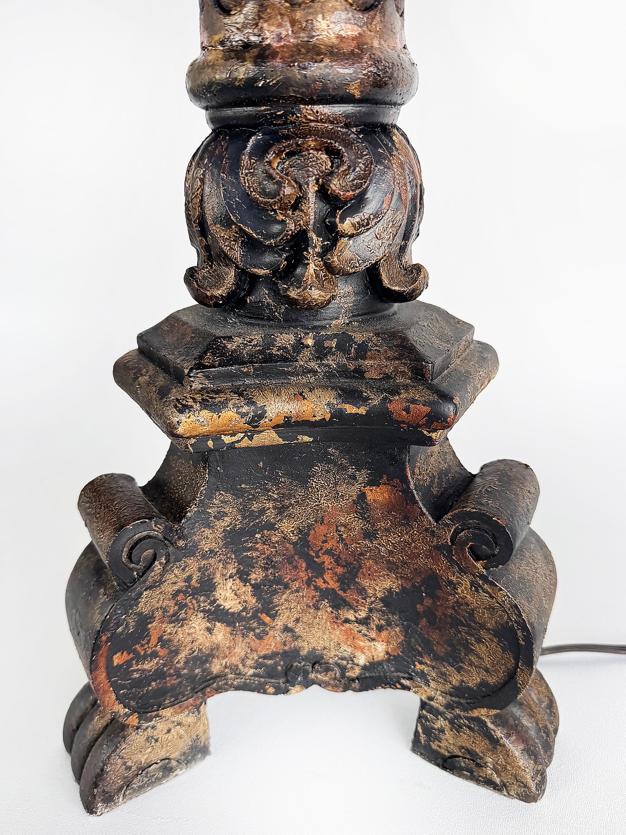 Pareja de lámparas de pie de estilo renacimiento colonial español tradicional pesado en venta 5