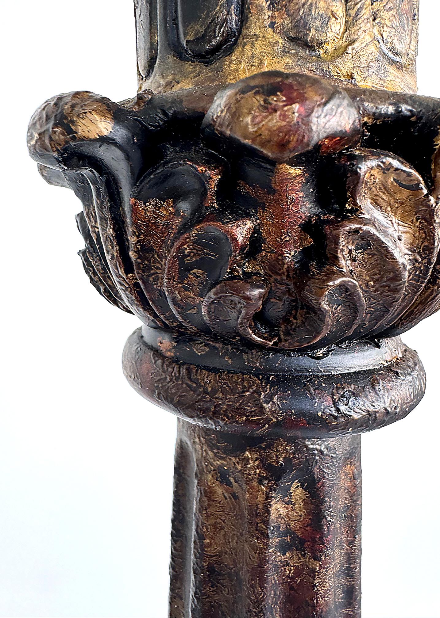 Pareja de lámparas de pie de estilo renacimiento colonial español tradicional pesado Renacimiento colonial en venta