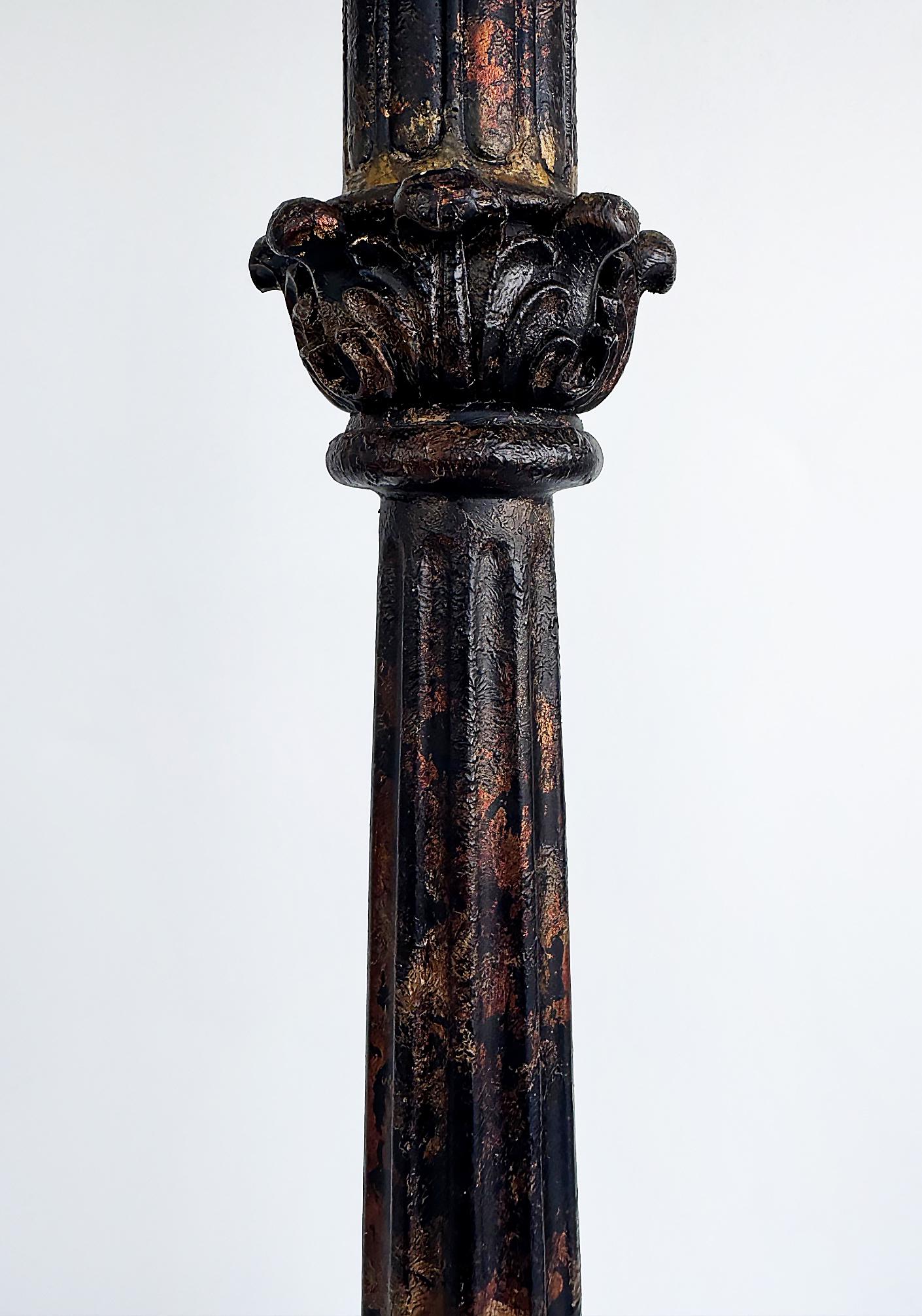 Pareja de lámparas de pie de estilo renacimiento colonial español tradicional pesado Pintado en venta