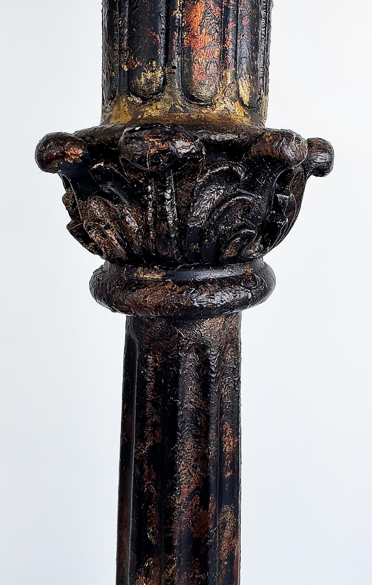 Pareja de lámparas de pie de estilo renacimiento colonial español tradicional pesado en Bueno estado para la venta en Miami, FL