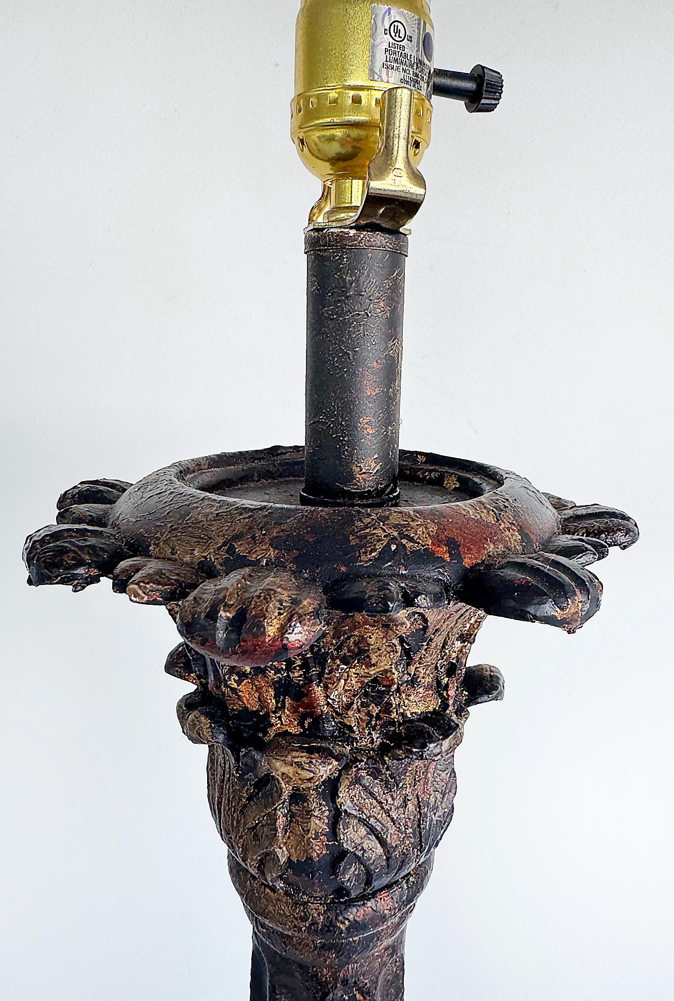 Pareja de lámparas de pie de estilo renacimiento colonial español tradicional pesado Metal en venta