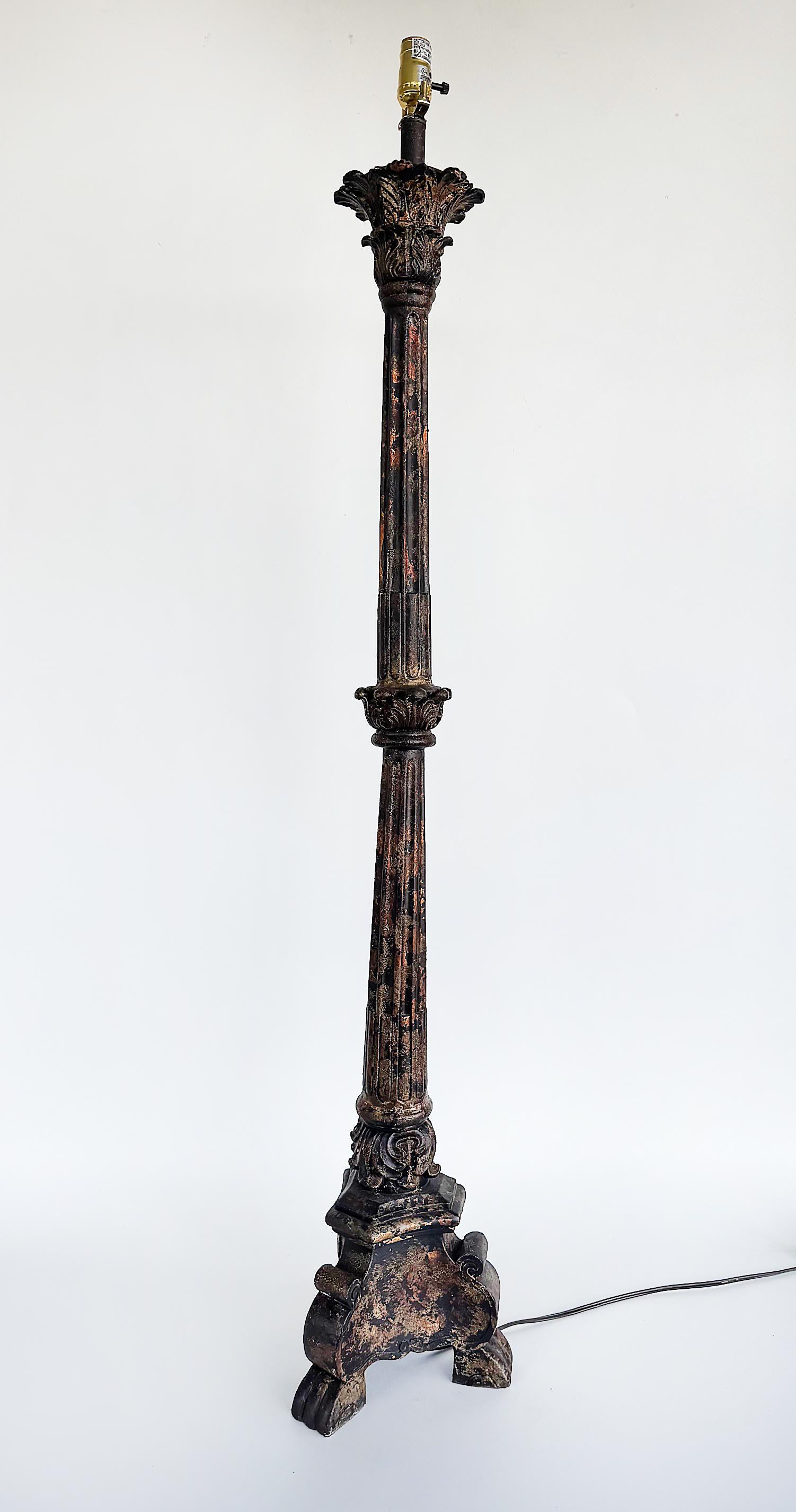 Pareja de lámparas de pie de estilo renacimiento colonial español tradicional pesado en venta 1