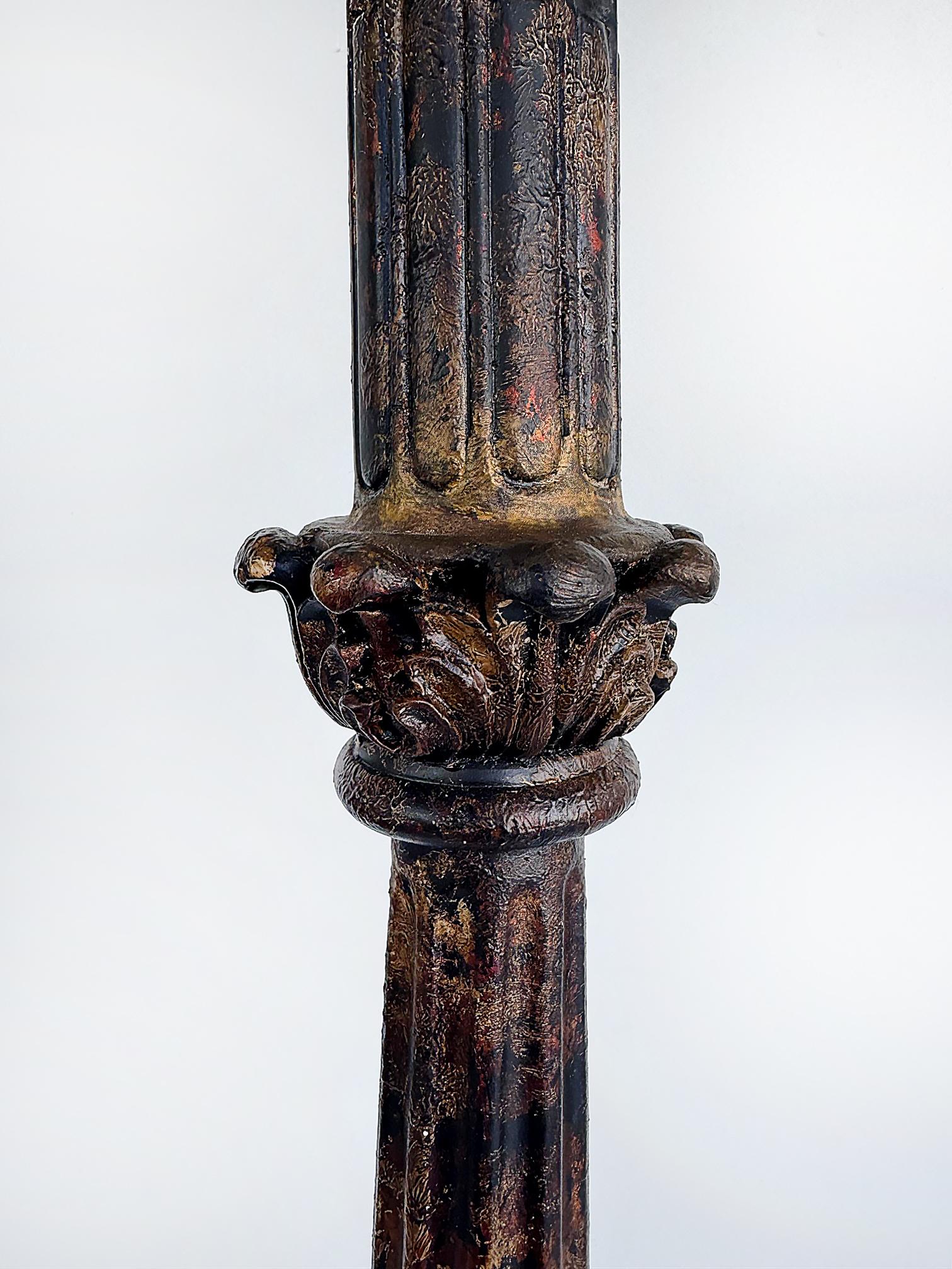 Pareja de lámparas de pie de estilo renacimiento colonial español tradicional pesado en venta 2