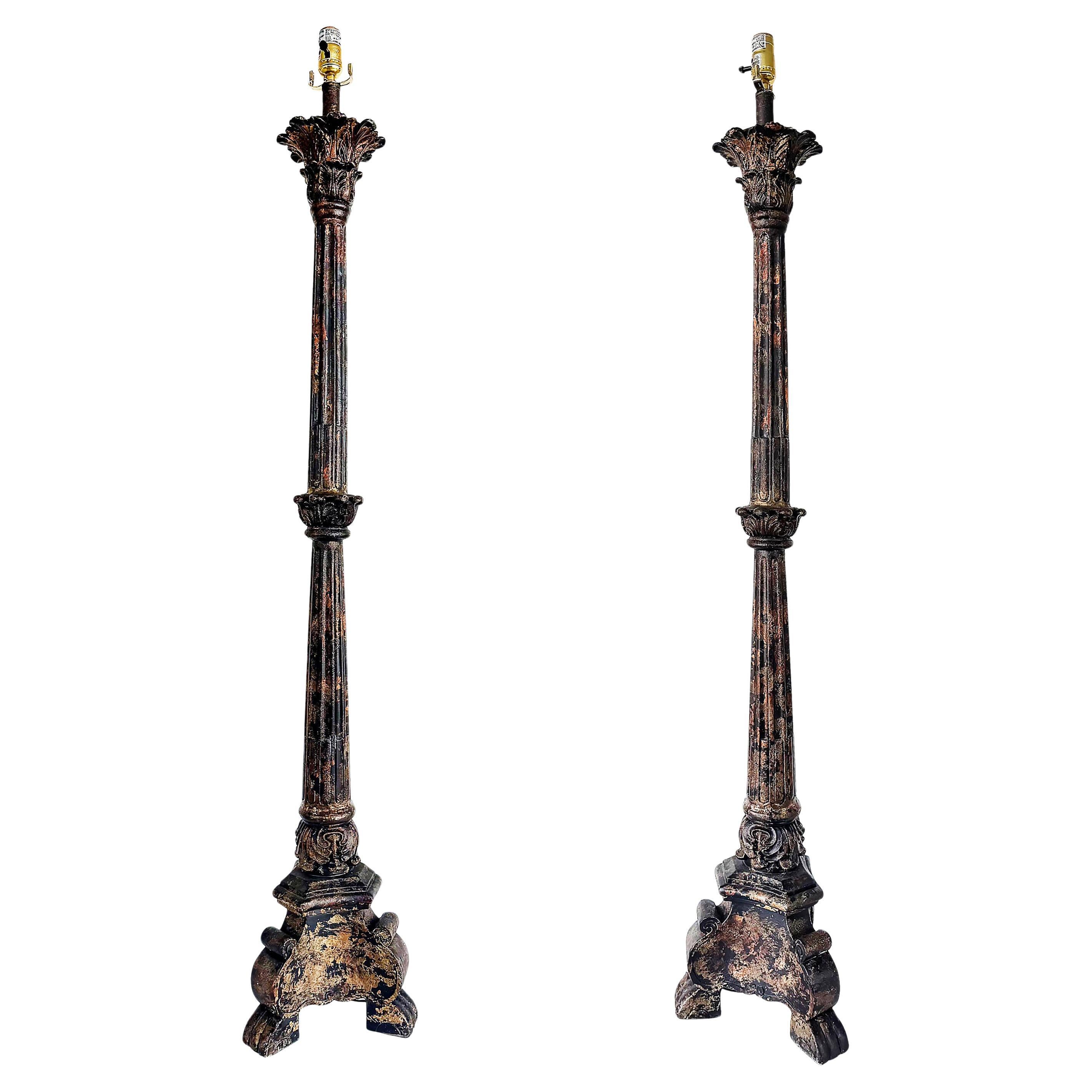 Pareja de lámparas de pie de estilo renacimiento colonial español tradicional pesado